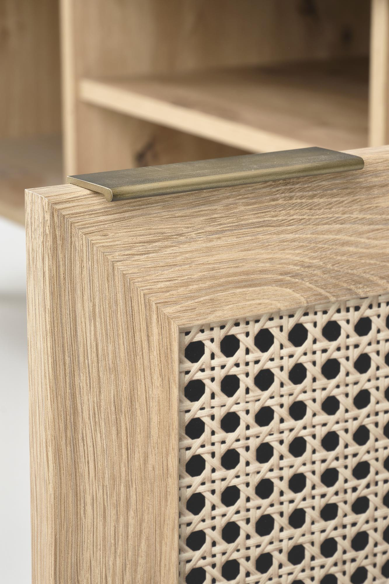 Stolik RTV BORNEO w kolorze dąb artisan – fronty z nadrukiem rattanu i otwarte półki.