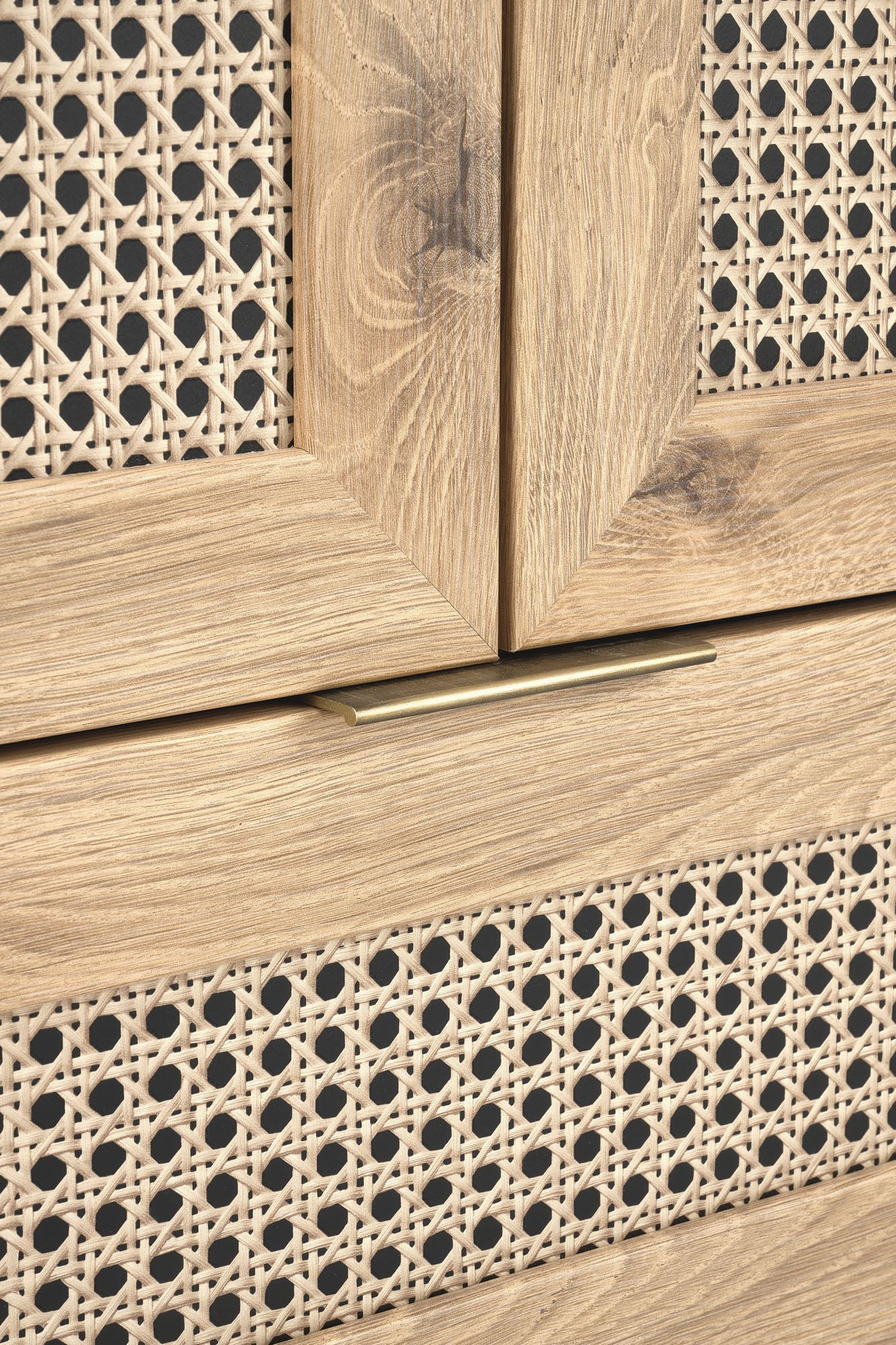 BORNEO szafa – dąb artisan, zbliżenie na drzwi z nadrukiem rattanowym i uchwyt.