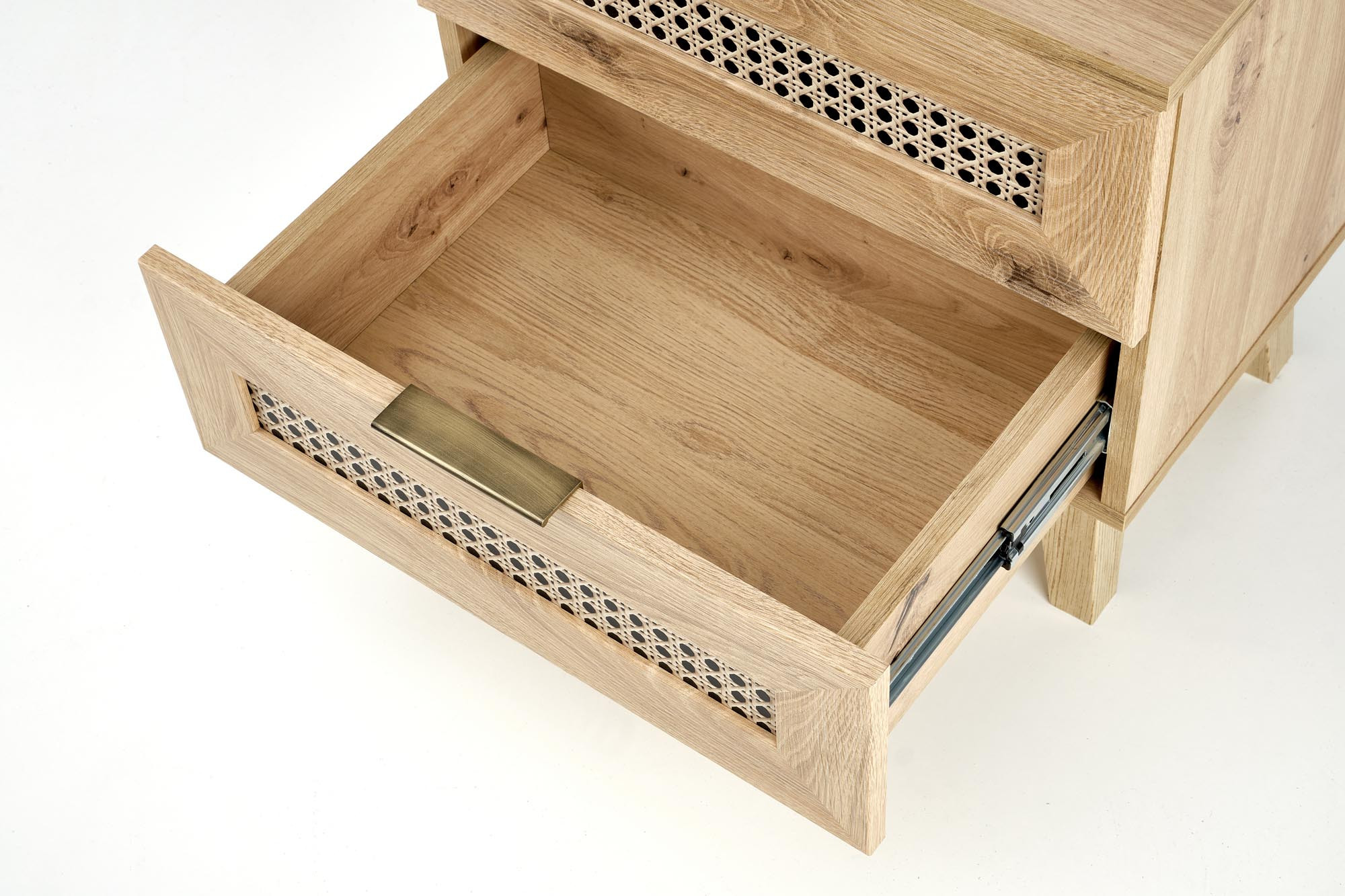 BORNEO szafka nocna – otwarta szuflada z nadrukiem rattanowym i metalowym uchwytem, widok z boku.