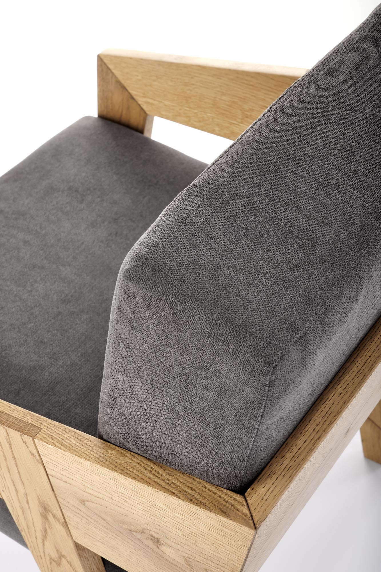 Zbliżenie na ciemnoszare siedzisko i oparcie fotela FREEDOM z dębowego drewna.
