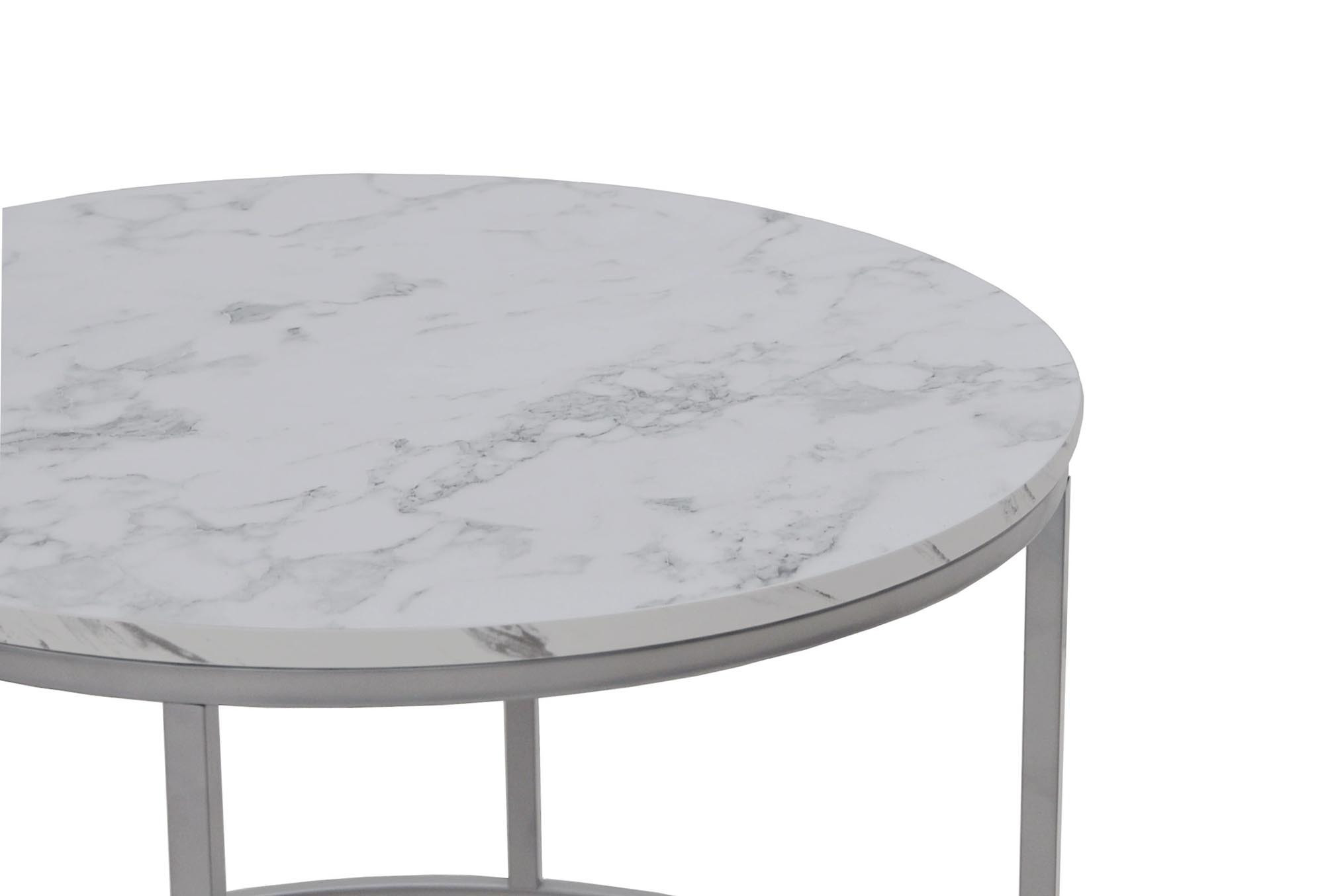 Zbliżenie na marmurowy blat okrągłego stolika PAOLA z metalowymi nogami.