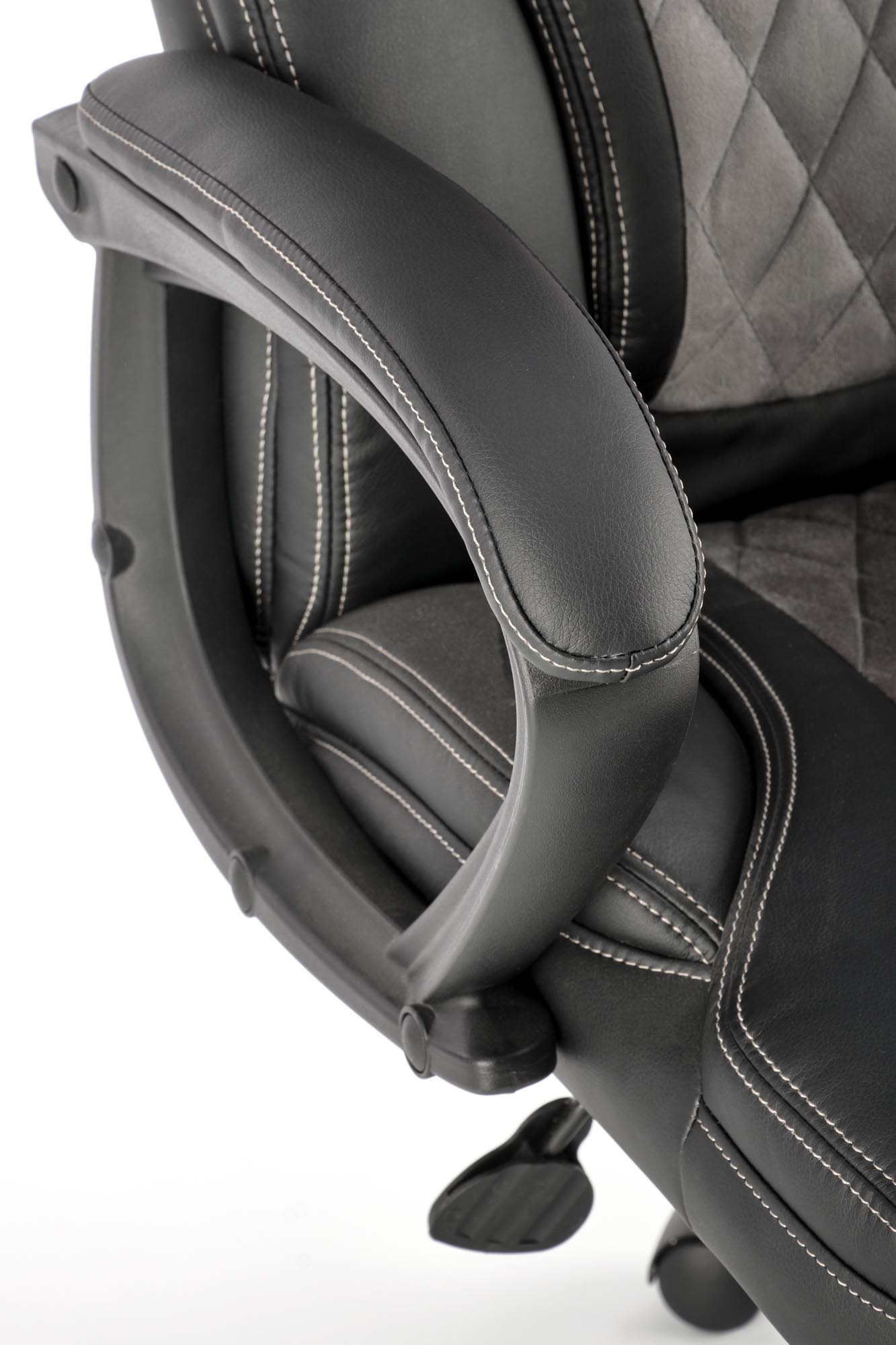 Zbliżenie na podłokietnik czarno-popielatego fotela GANDALF z mechanizmem TILT.