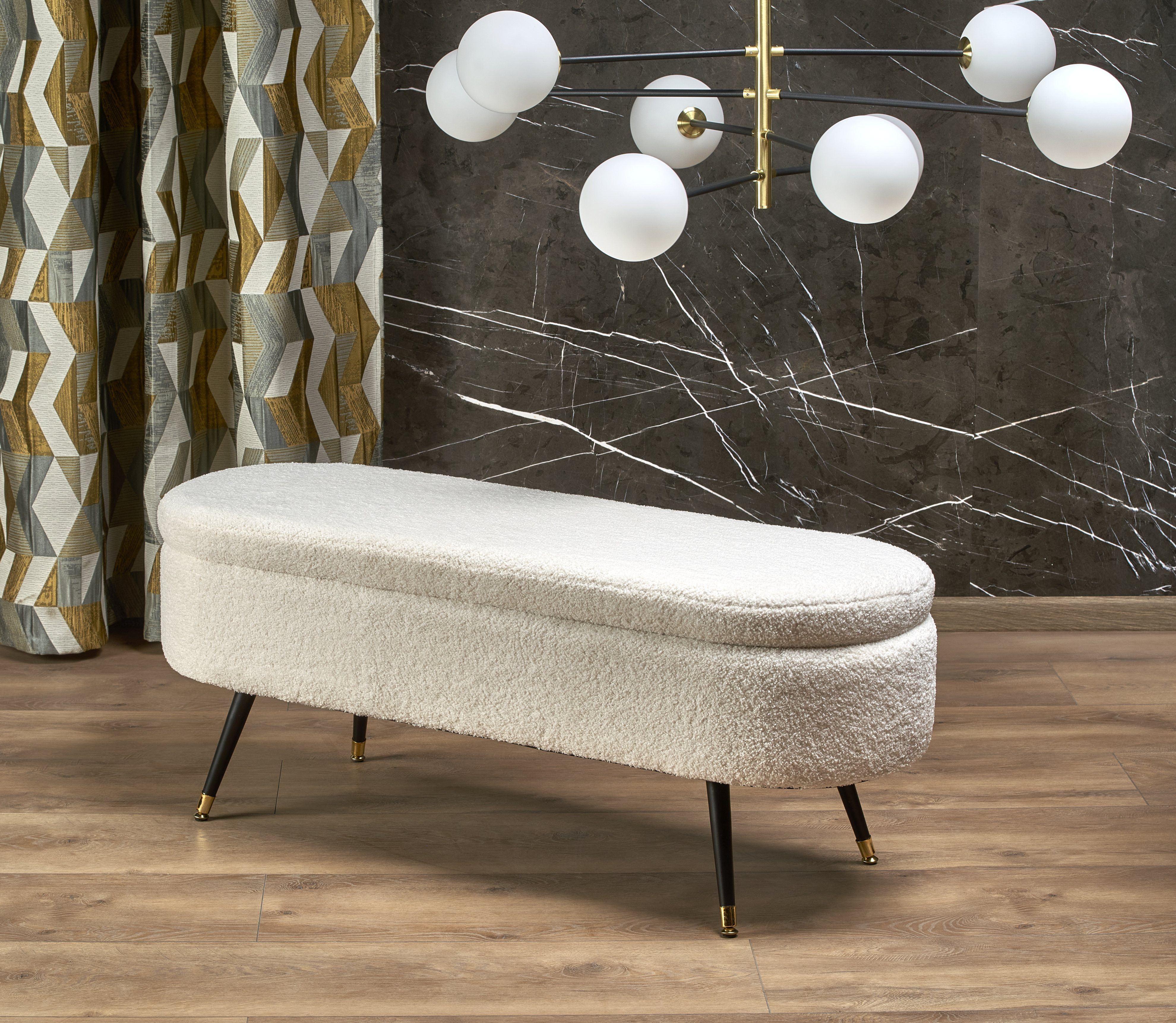 Kremowa ławka AVEIRO z pojemnikiem na czarnych nóżkach – widok z boku.