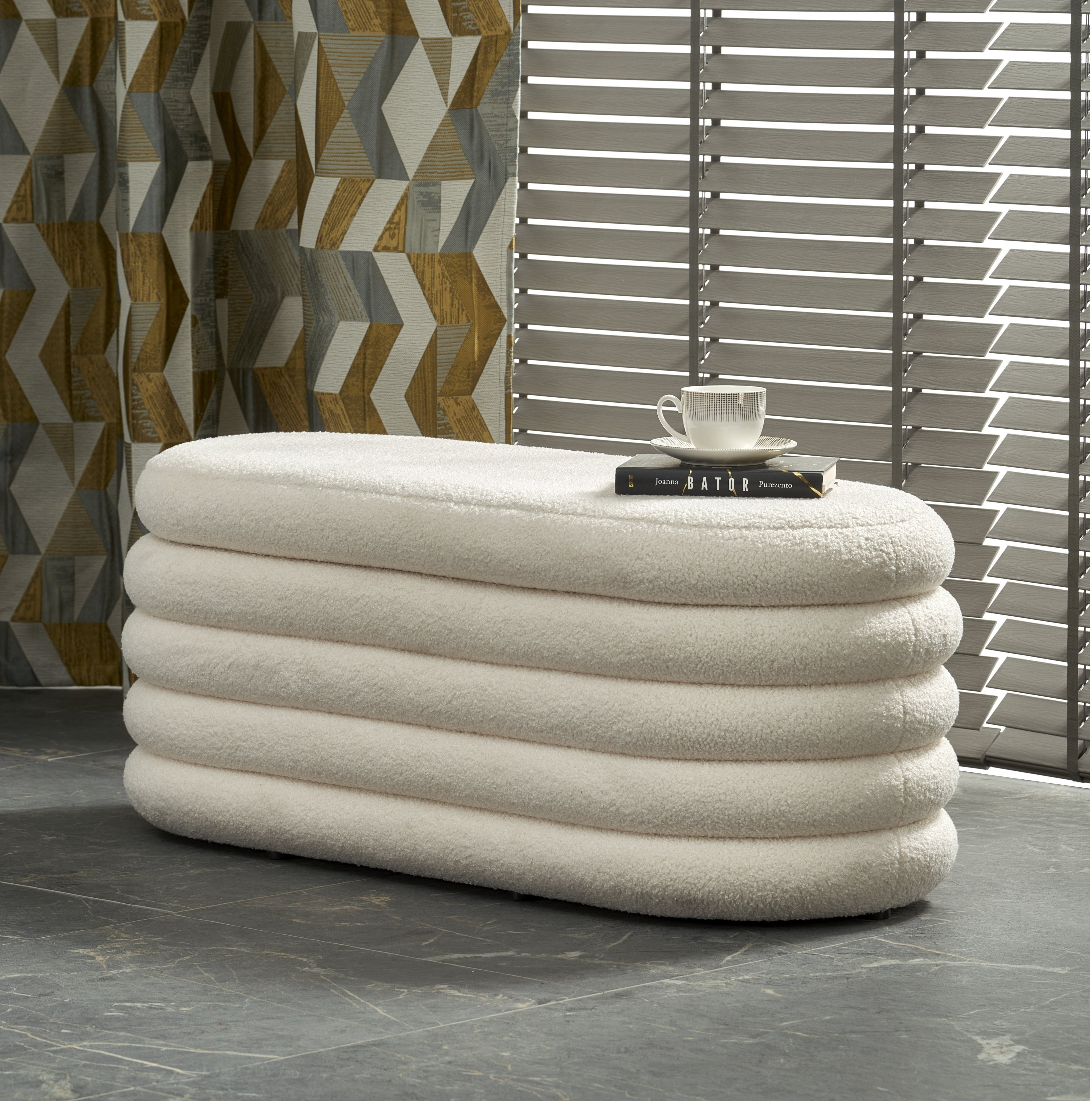 Kremowa ławka BLISS z pojemnikiem w tkaninie boucle – widok z boku.