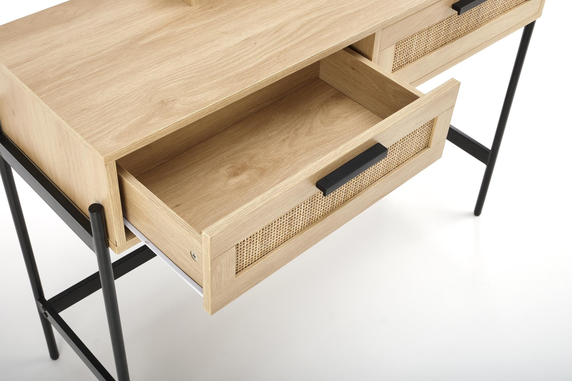 Zbliżenie na otwartą szufladę konsolki CARMEN z naturalnego drewna i czarnymi nogami.