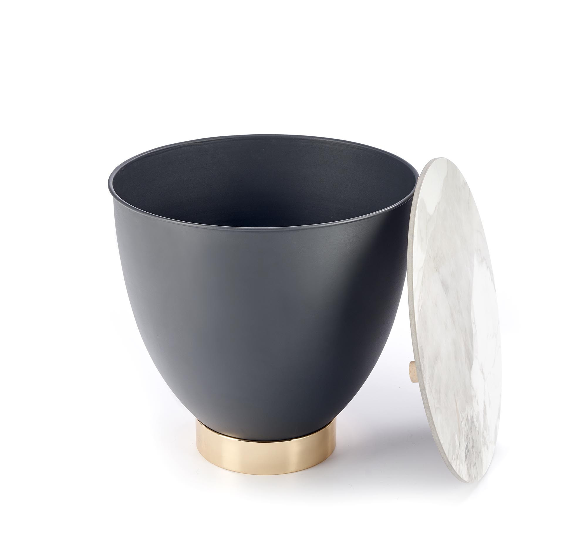 Okrągła ława CECILIA S z białym marmurowym blatem i popielato-złotą podstawą – widok z przodu z otwartym blatem.