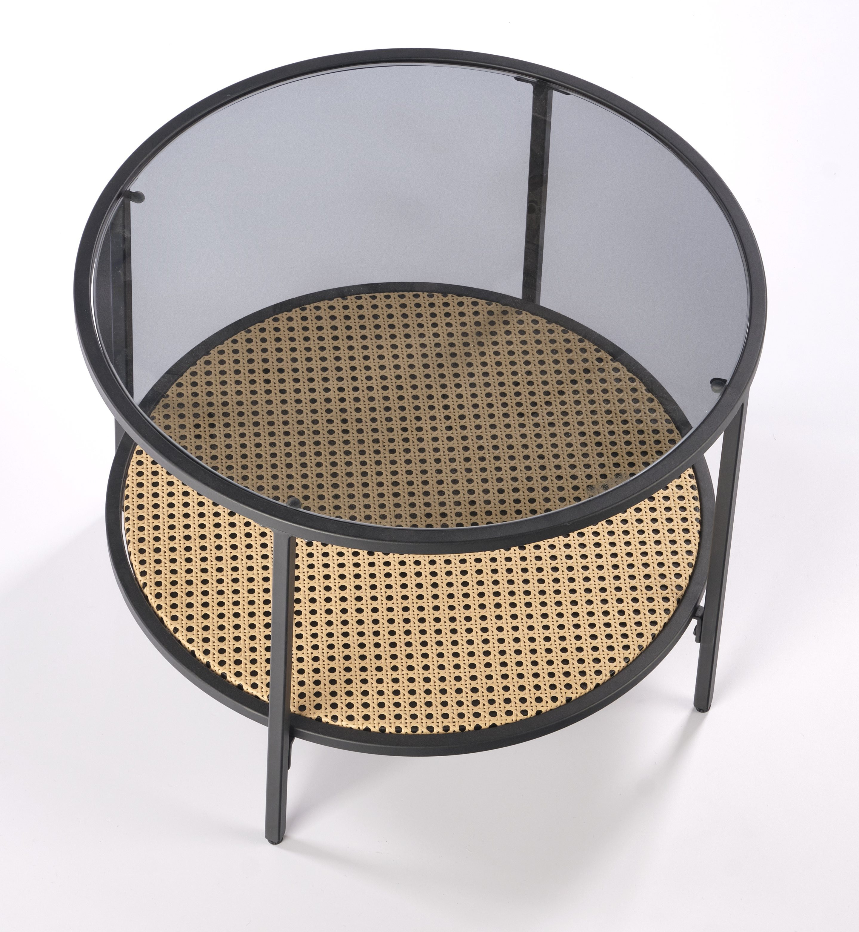 Okrągła ława DAKOTA z dymionym blatem i półką z naturalnego rattanu – widok z góry.