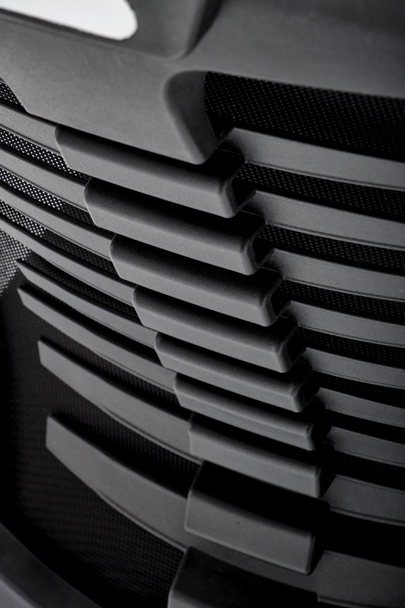 Zbliżenie na czarne, ergonomiczne oparcie fotela biurowego FABIO z mechanizmem Tilt.