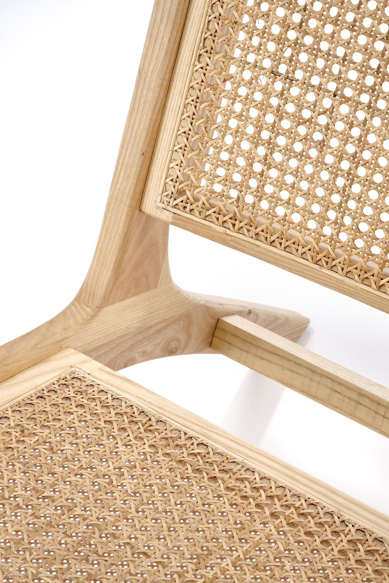 Zbliżenie na plecione oparcie i siedzisko fotela KORADO2 z naturalnego drewna jesionowego.