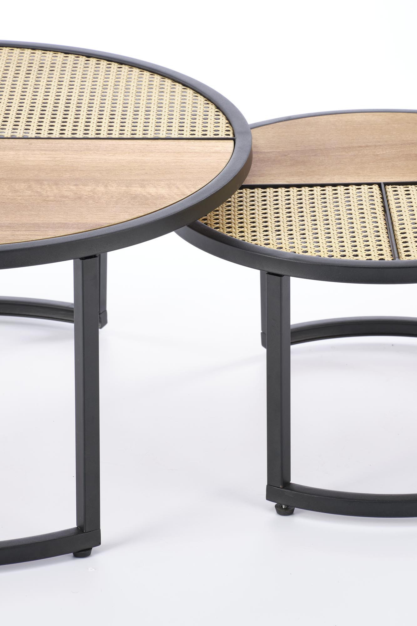 Zestaw dwóch okrągłych ław GARMINA z dębu złotego i czarnego – widok z boku.