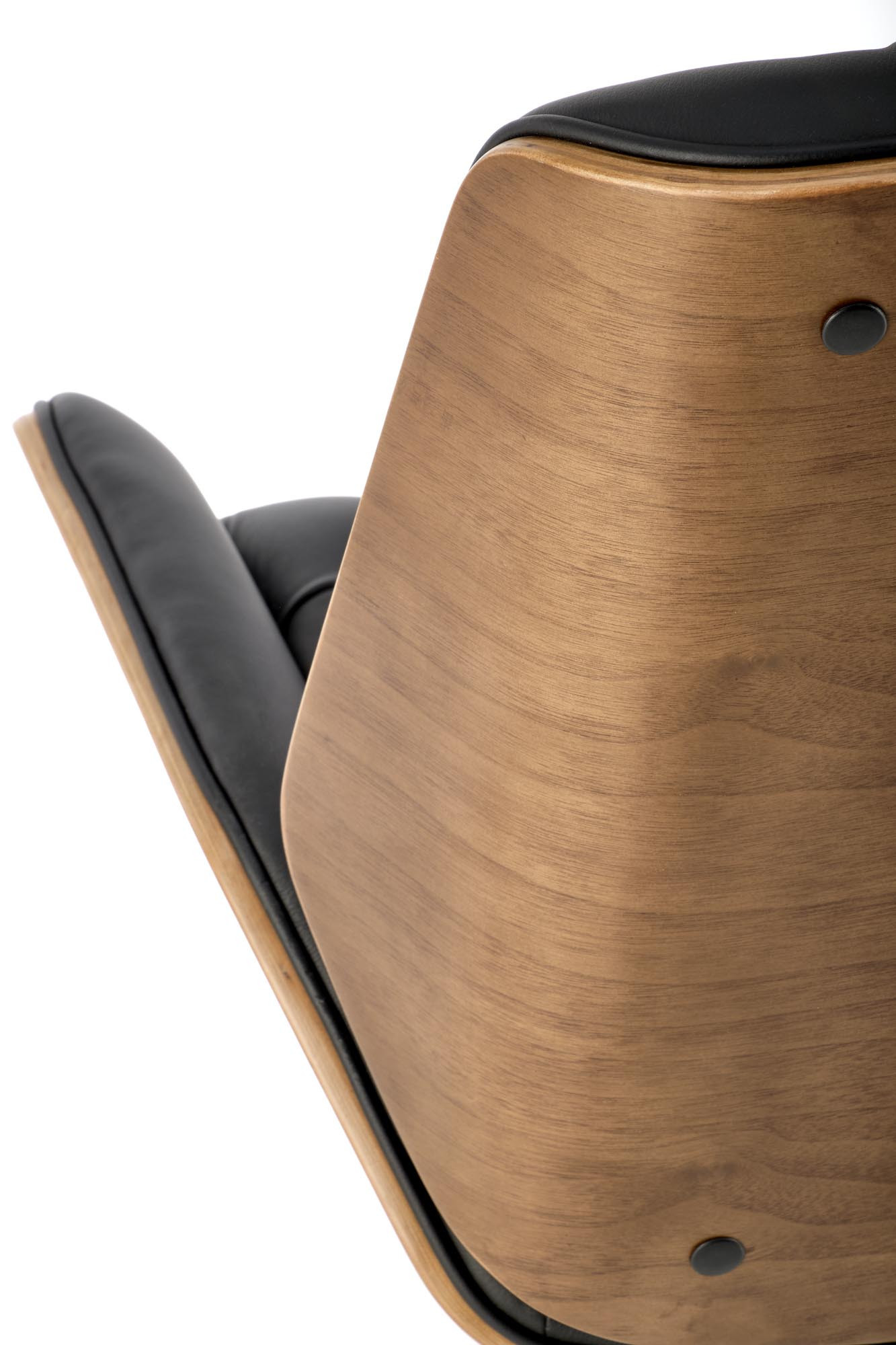 Zbliżenie na orzechowe oparcie fotela biurowego GAVIN z czarną tapicerką.