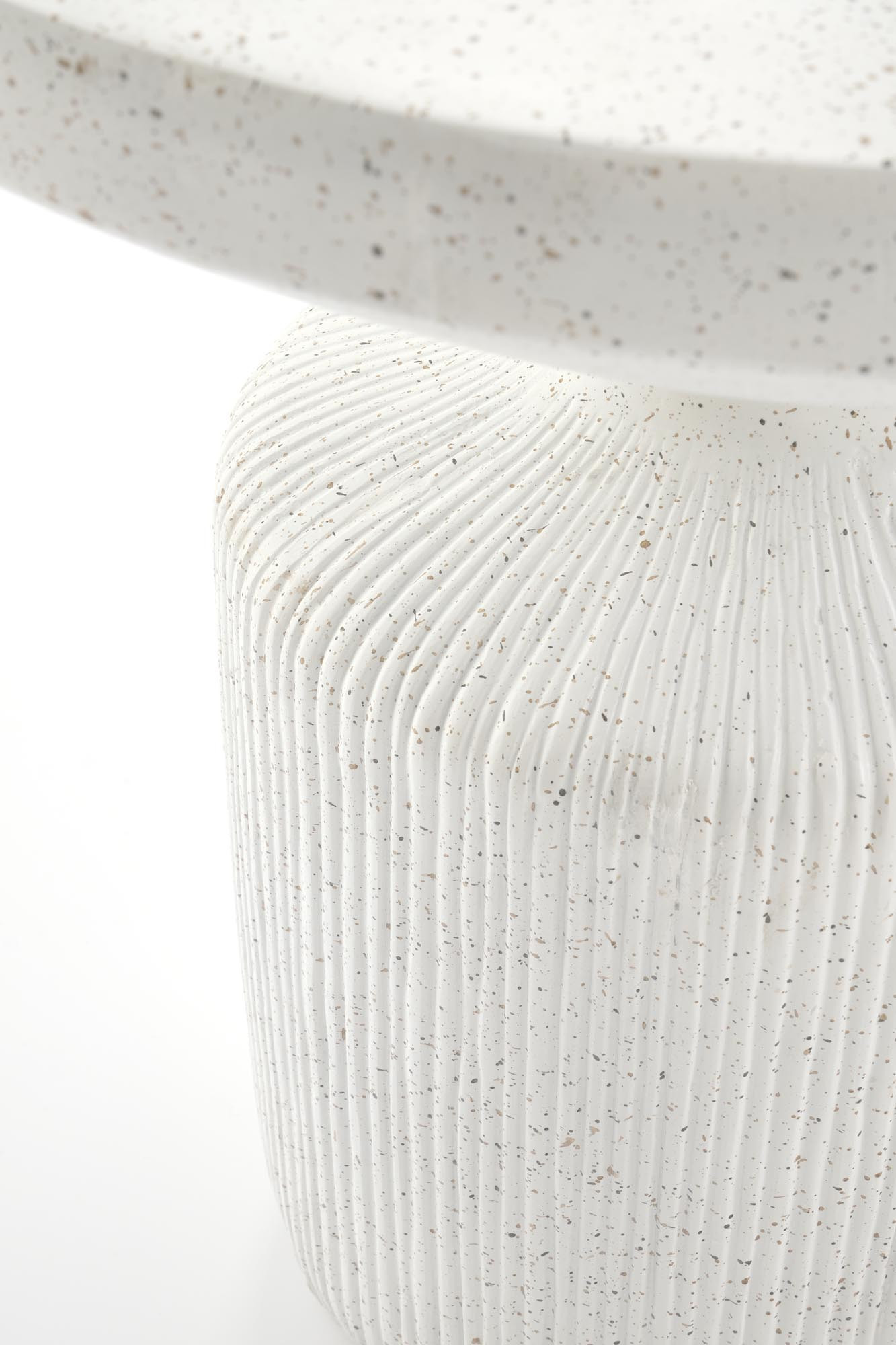 Zbliżenie na fakturę białej okrągłej ławy GIZA z minimalistycznym designem.