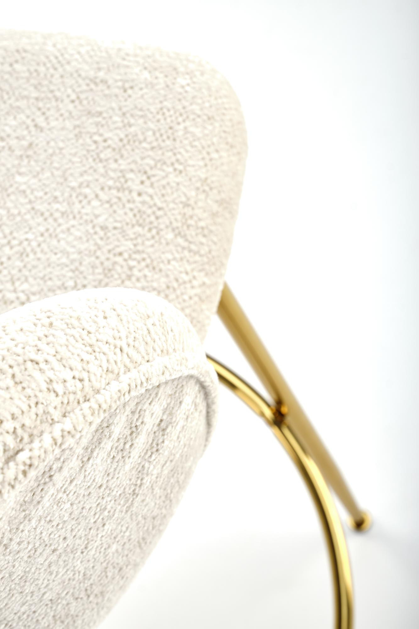 Zbliżenie na kremowe siedzisko hokera H116 z oparciem i złotymi nogami.