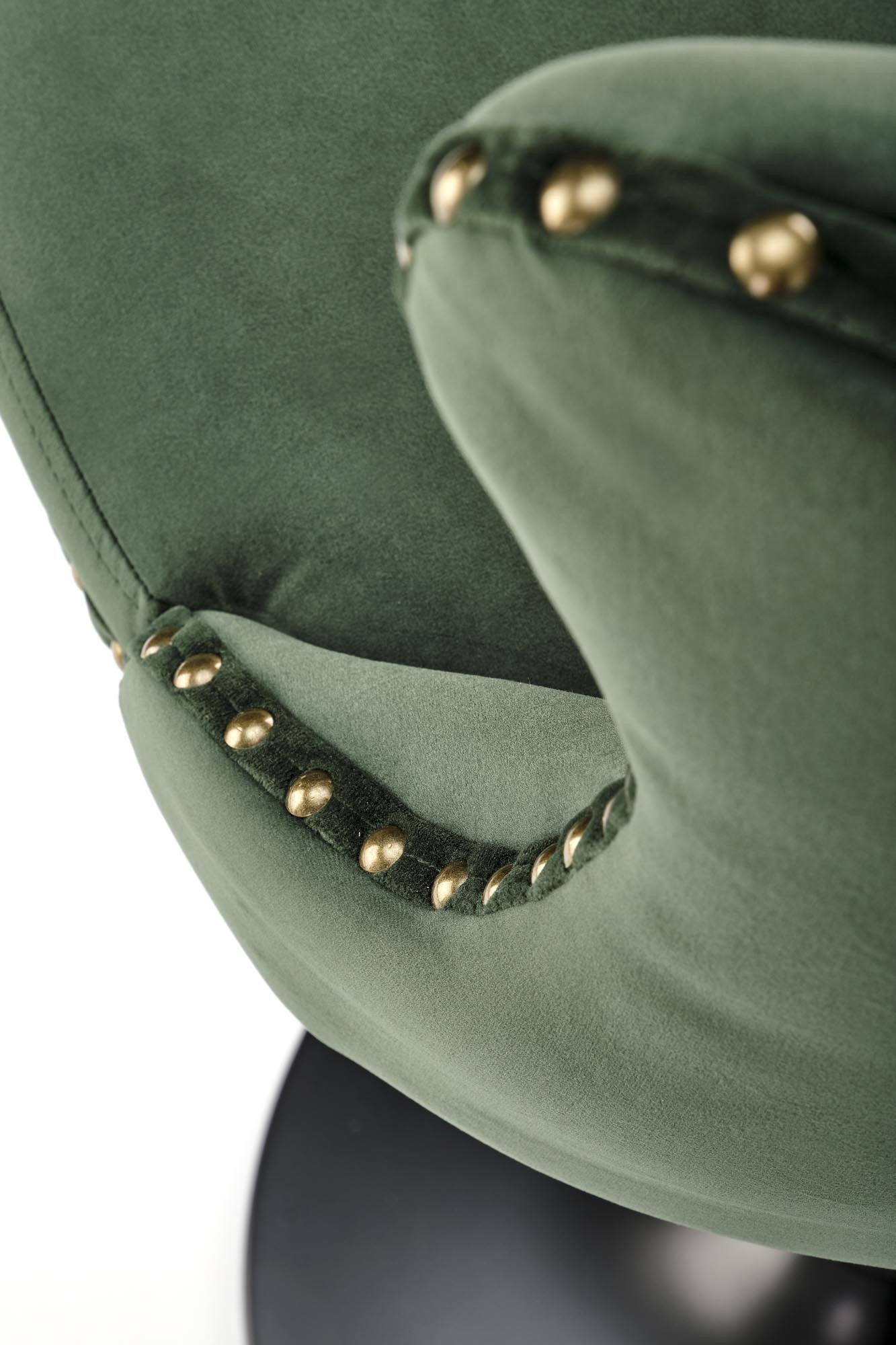 Zbliżenie na ciemnozielone pikowane oparcie hokera H117 z metalowymi nitami.