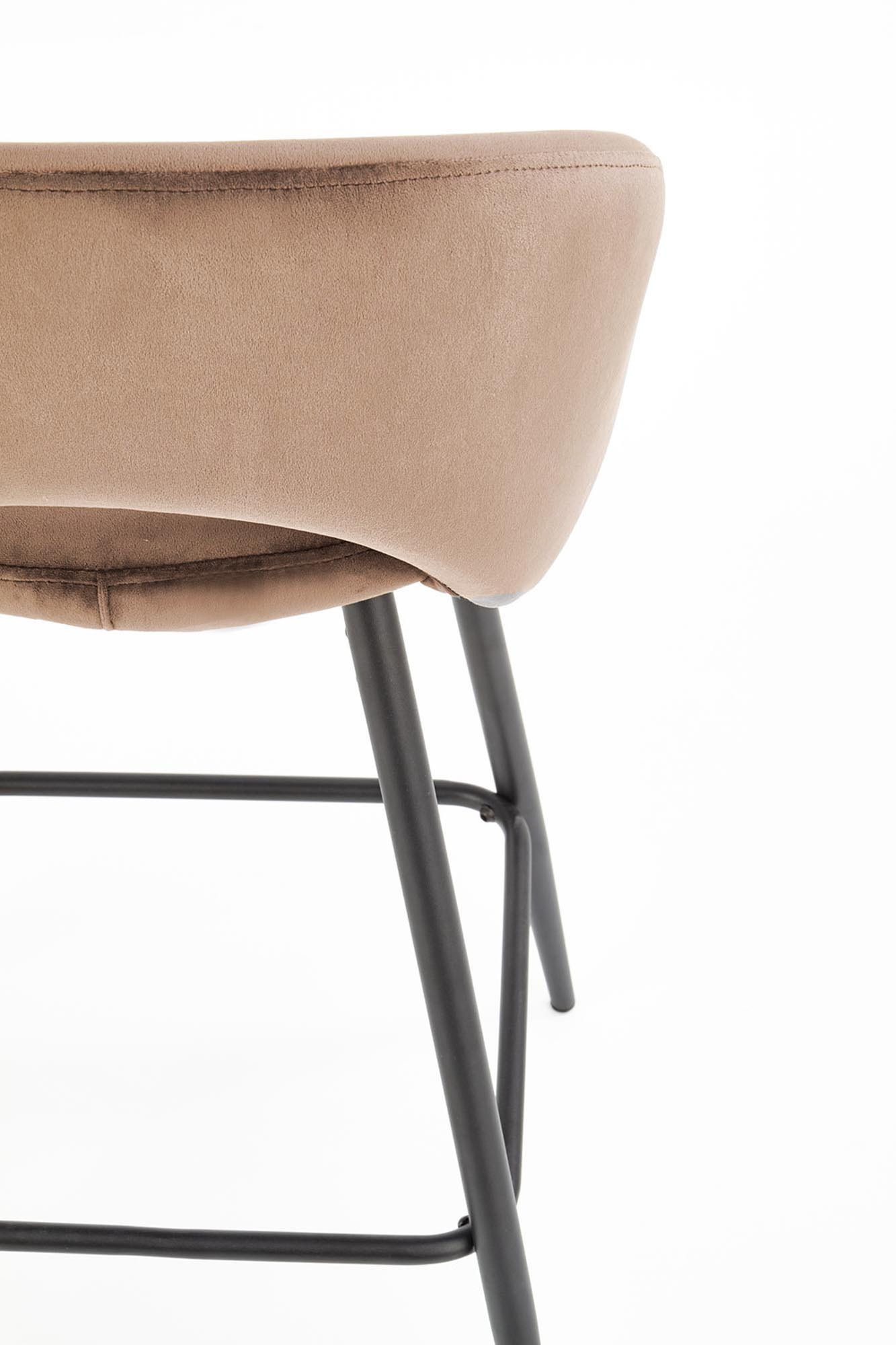 Zbliżenie na beżowy hoker H96 z weluru z czarnymi metalowymi nogami.