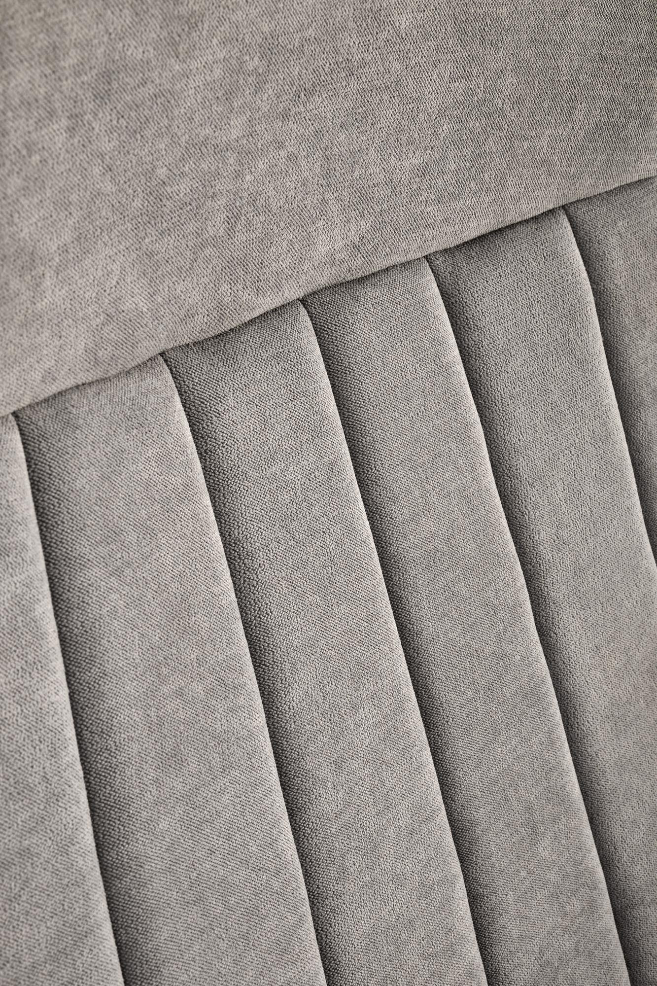 Zbliżenie na szare, pikowane oparcie fotela biurowego HARPER.