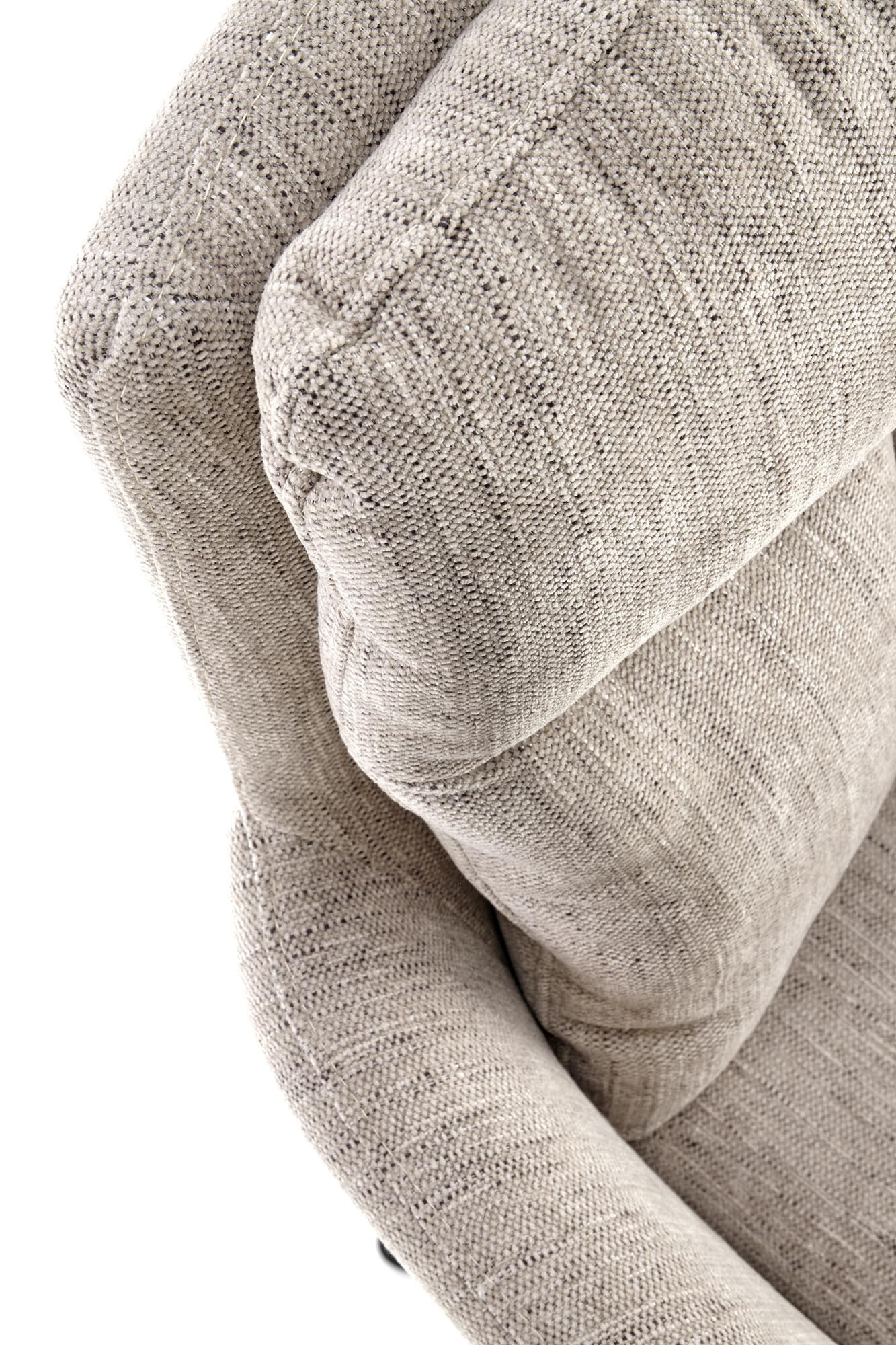 Zbliżenie na beżowe obicie krzesła obrotowego K495 z widocznymi szwami.