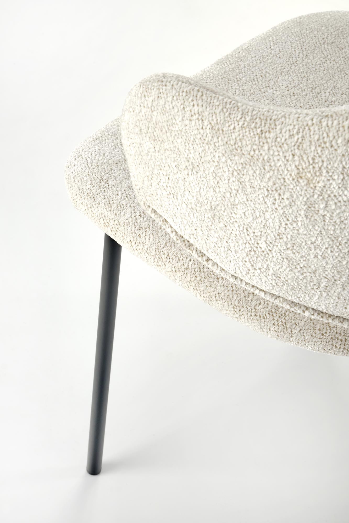 Zbliżenie na kremowe obicie i czarną nogę krzesła K497 Raven 22.