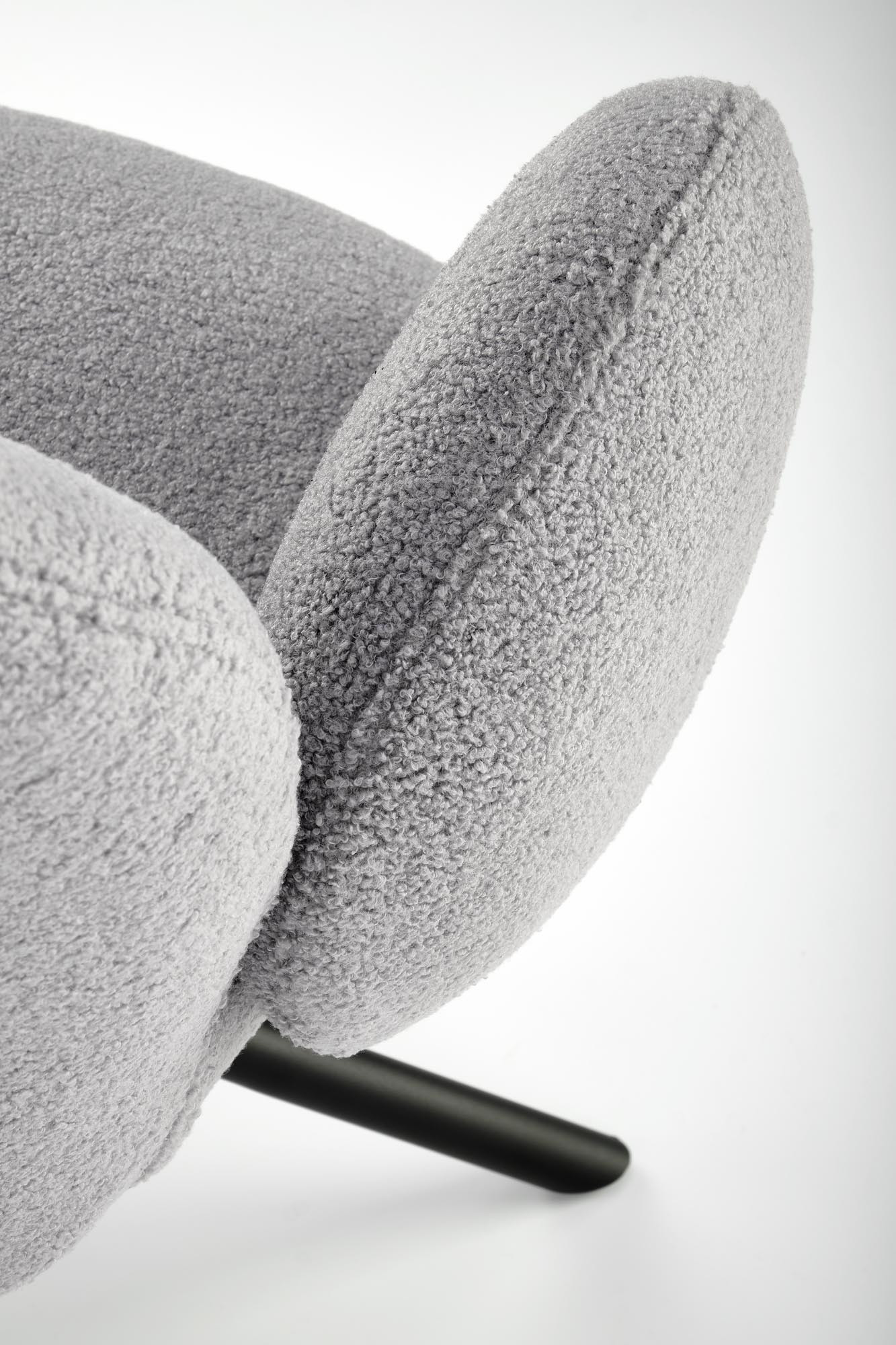 Zbliżenie na szarą tkaninę boucle krzesła obrotowego K498 z metalowymi nogami.