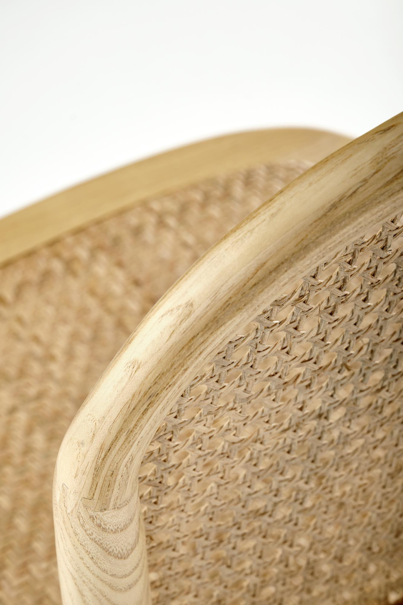 Zbliżenie na plecione oparcie krzesła K502 z naturalnego rattanu.