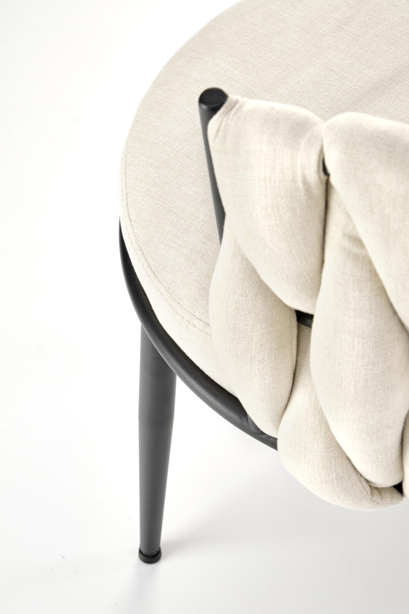 Zbliżenie na jasnobeżowe krzesło K516 z malowaną stalową ramą i tapicerowanym siedziskiem.