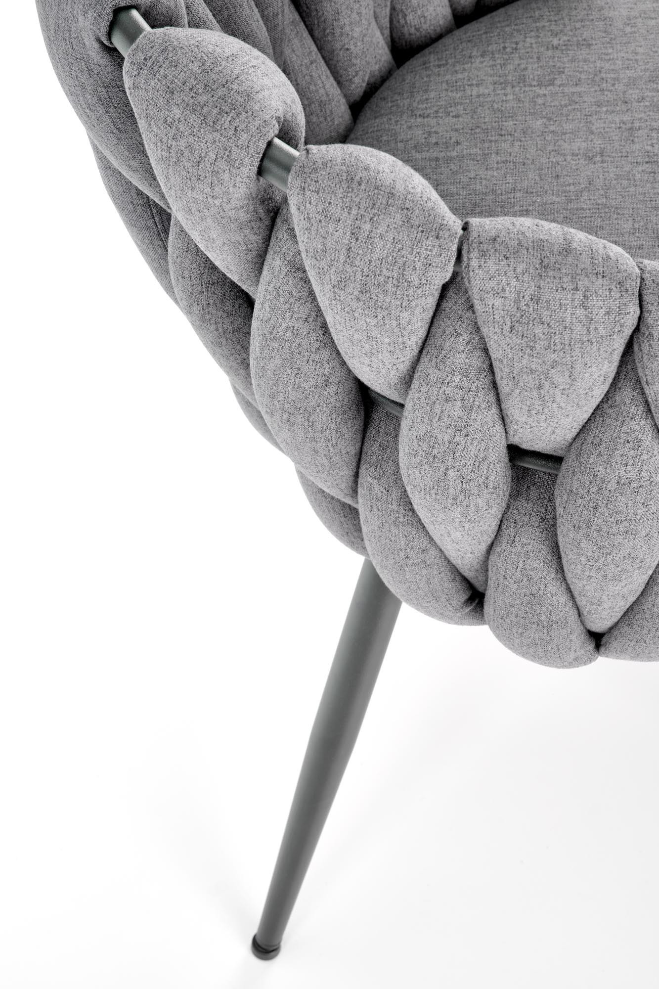 Zbliżenie na plecione oparcie i siedzisko szarego krzesła K516 z malowanymi stalowymi nogami.