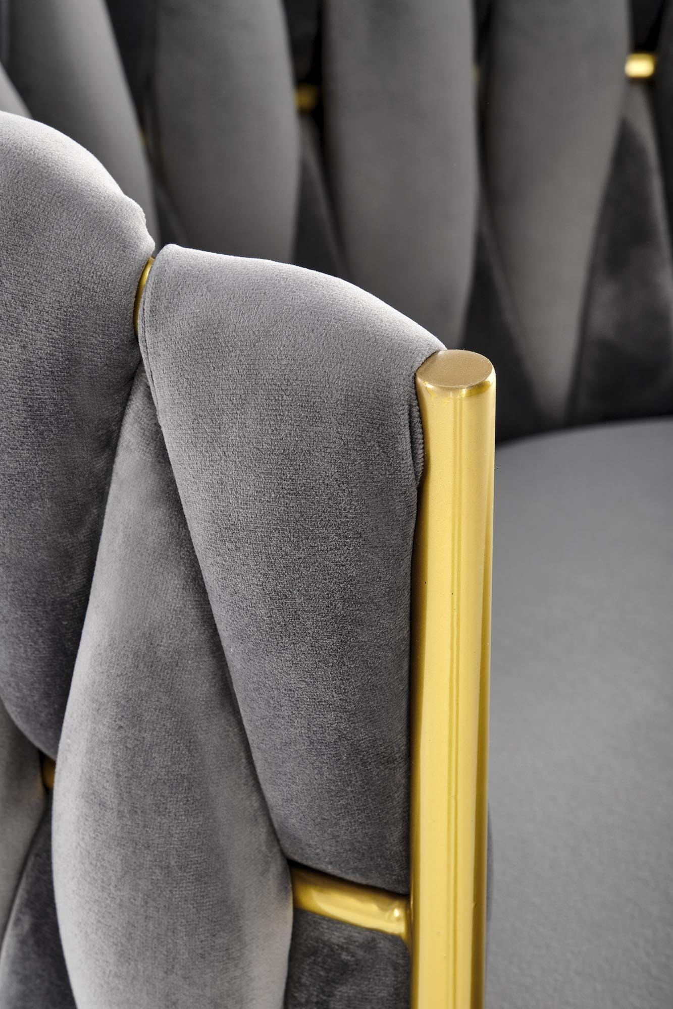 Zbliżenie na szare aksamitne obicie i złotą ramę krzesła K517.