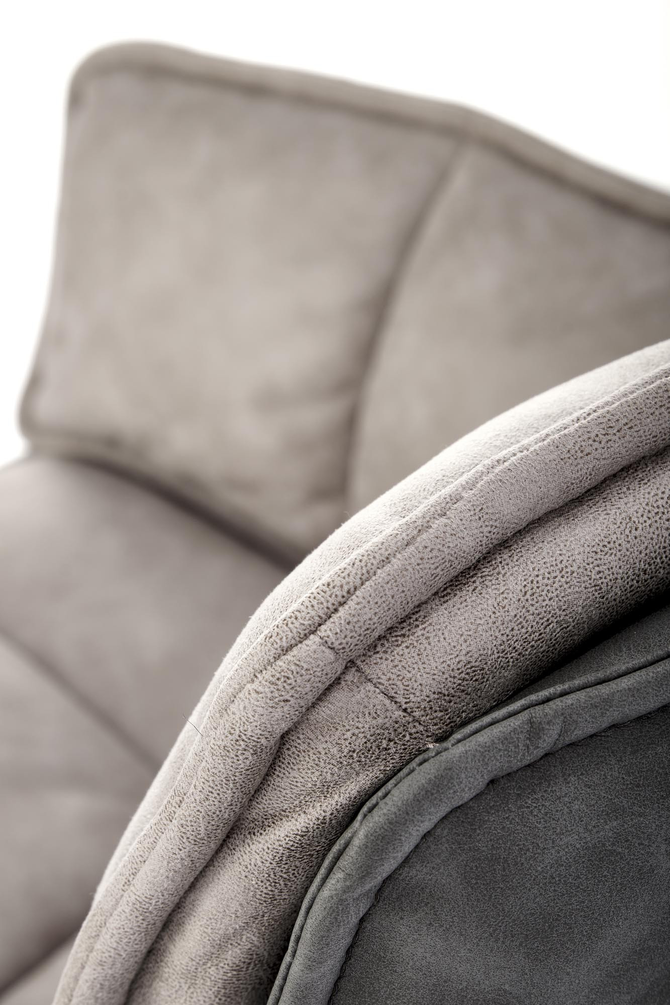 Zbliżenie na szare oparcie krzesła K523 z popielatej tkaniny i ciemnopopielatej eko-skóry.