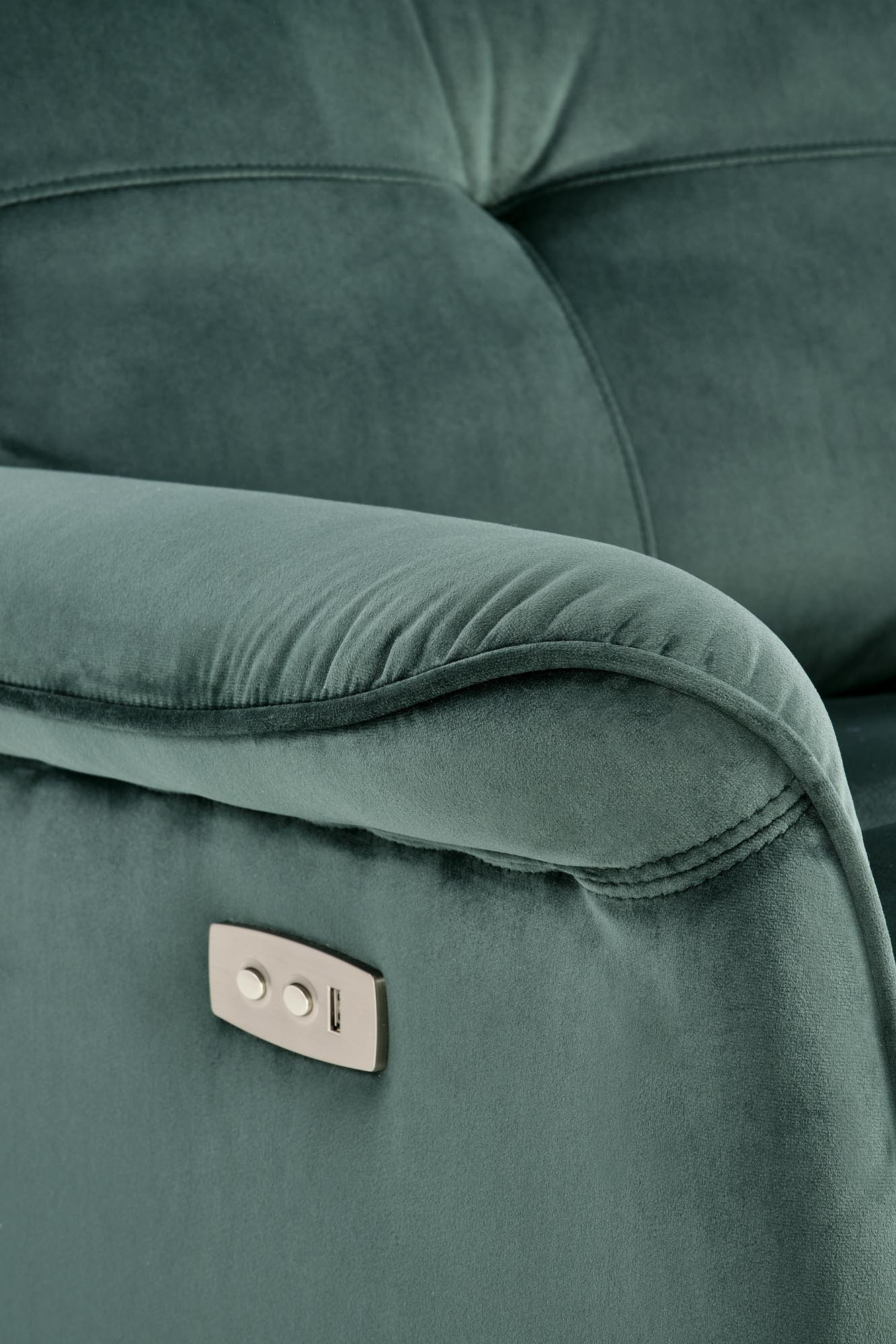 Zbliżenie na podłokietnik zielonego fotela rozkładanego SEMIR z przyciskiem USB.