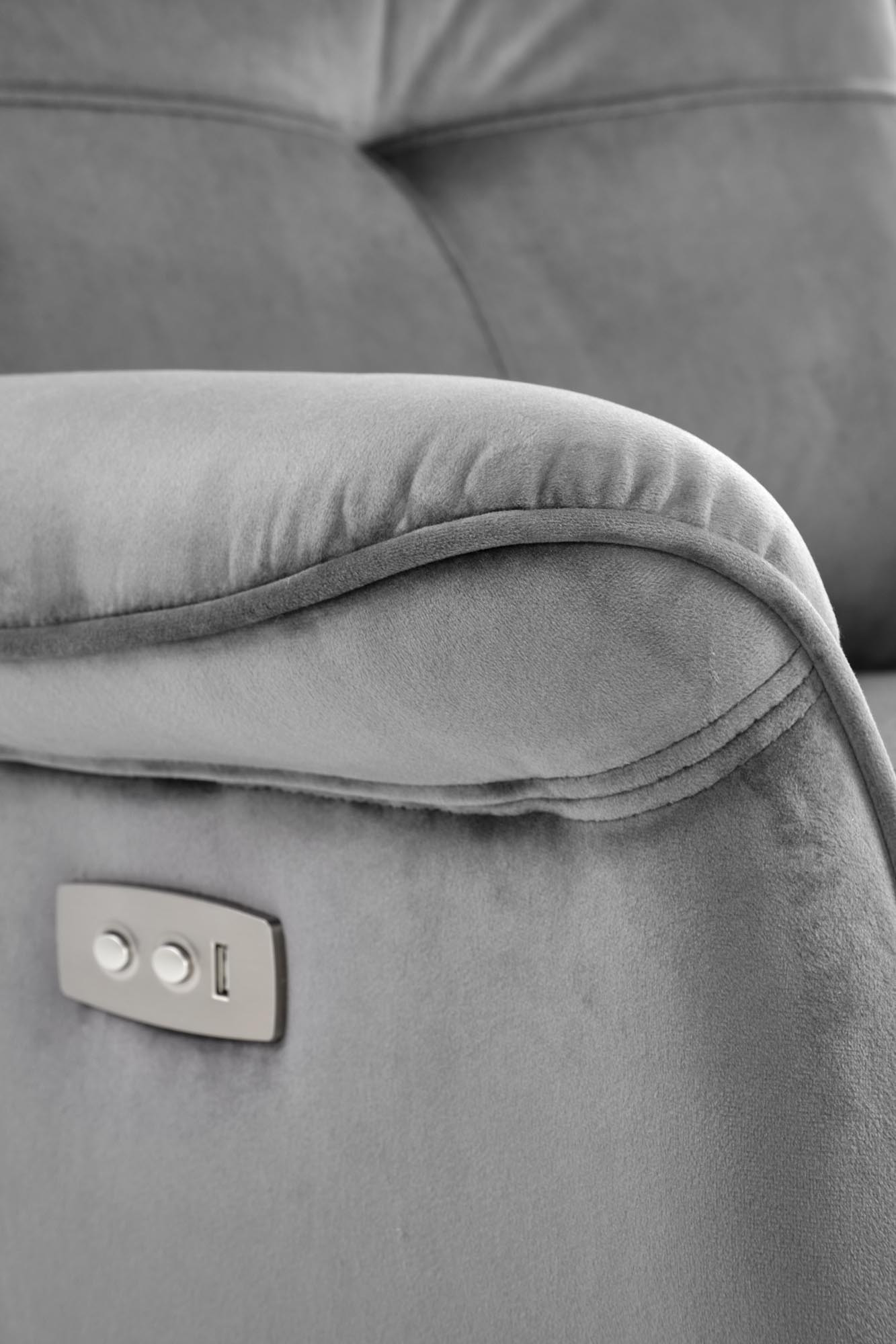 Zbliżenie na przyciski i port USB w popielatym fotelu rozkładanym SEMIR z tkaniny Bluvel 14.