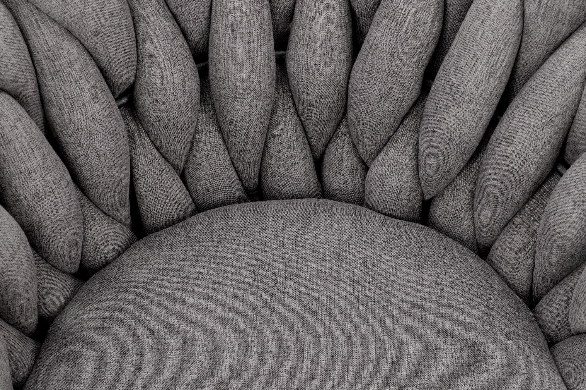Zbliżenie na szare tapicerowane oparcie fotela TALON z dekoracyjnymi przeszyciami.