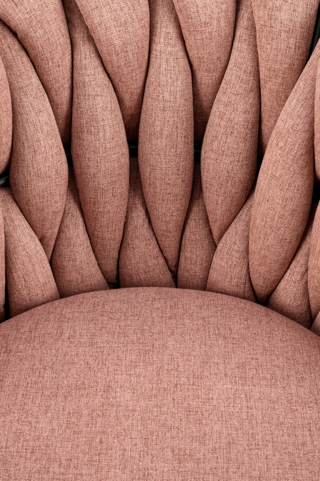 Zbliżenie na różowe tapicerowane oparcie fotela biurowego TALON z dekoracyjnymi przeszyciami.