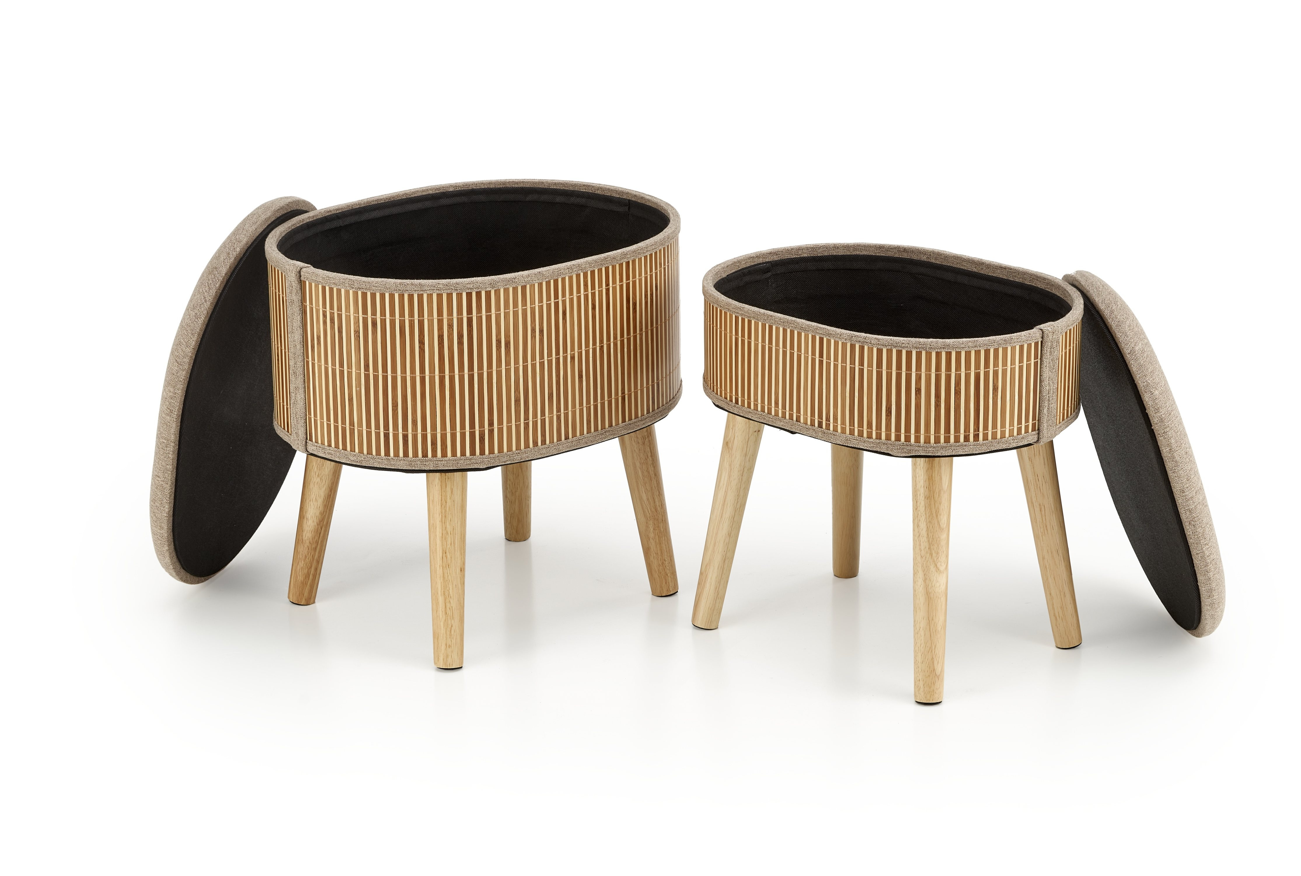 Zestaw dwóch beżowych puf TICO z pojemnikiem, wykonanych z naturalnych materiałów – widok z przodu.
