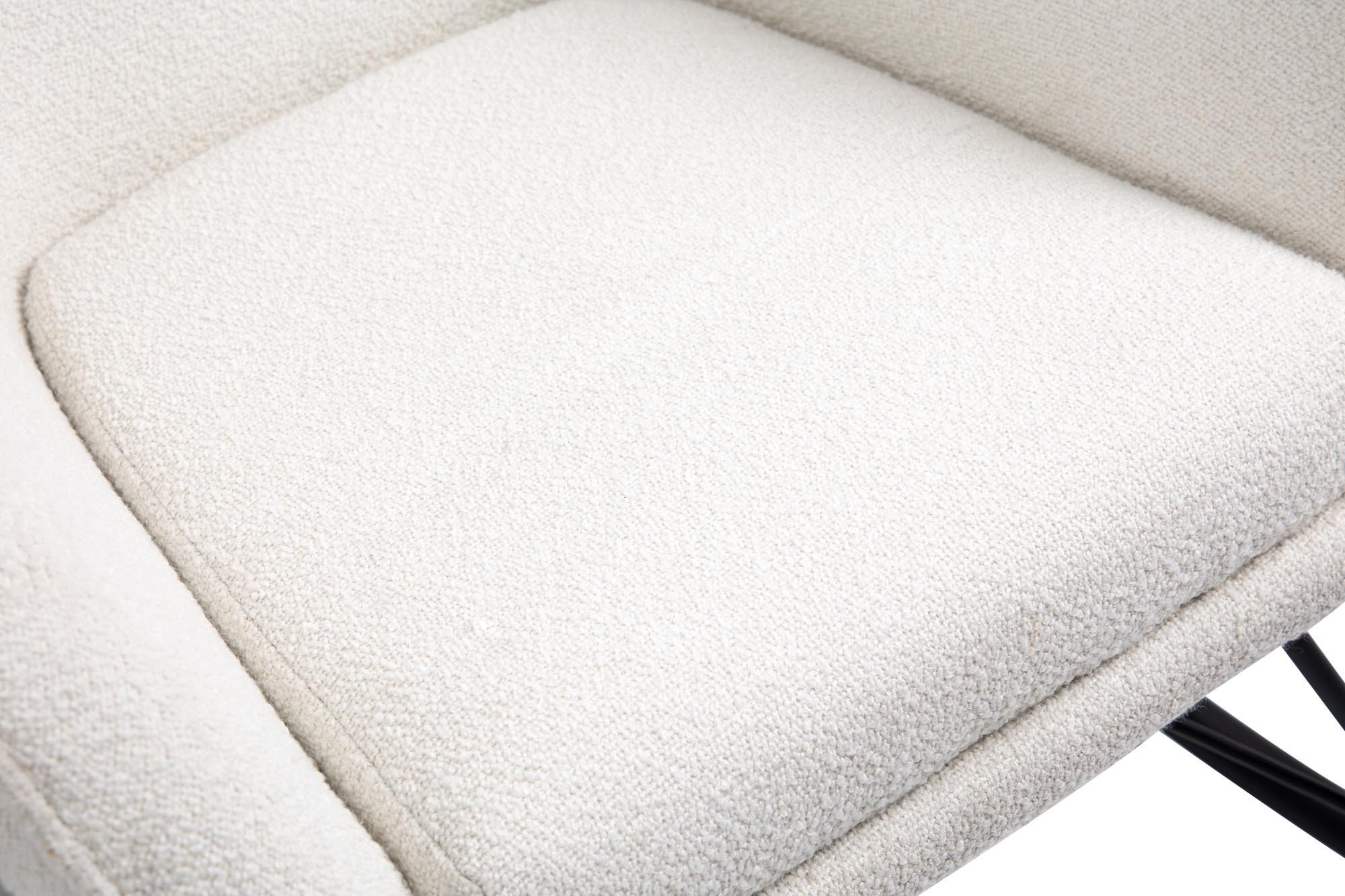 Zbliżenie na siedzisko białego fotela TREBIT3 z czarną stalową ramą i tkaniną boucle.