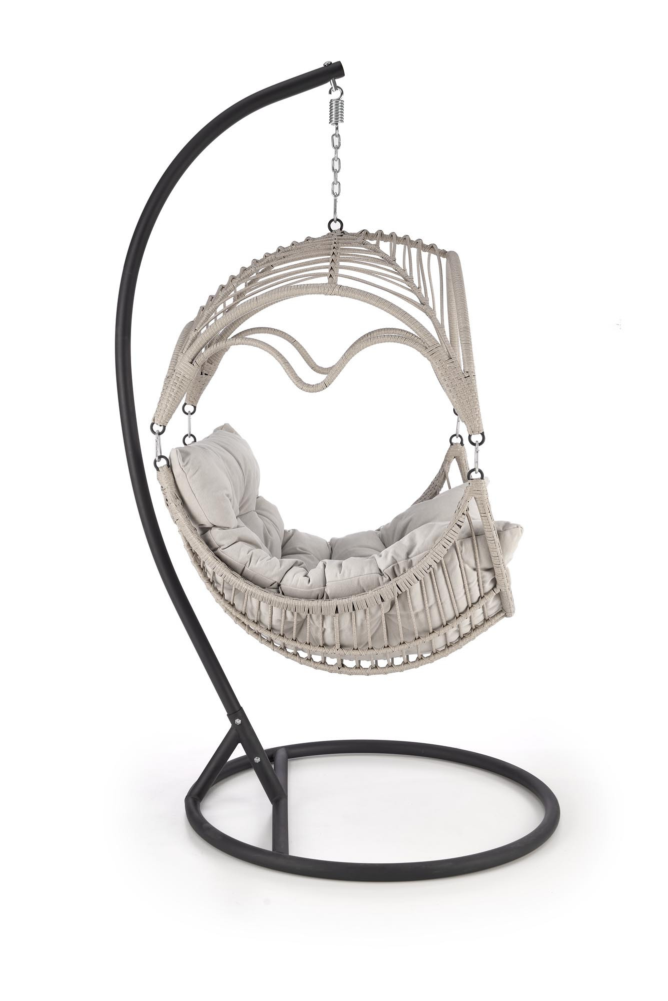 Fotel wiszący RASMUS z jasnoszarego sztucznego rattanu na czarnej podstawie – widok z boku.