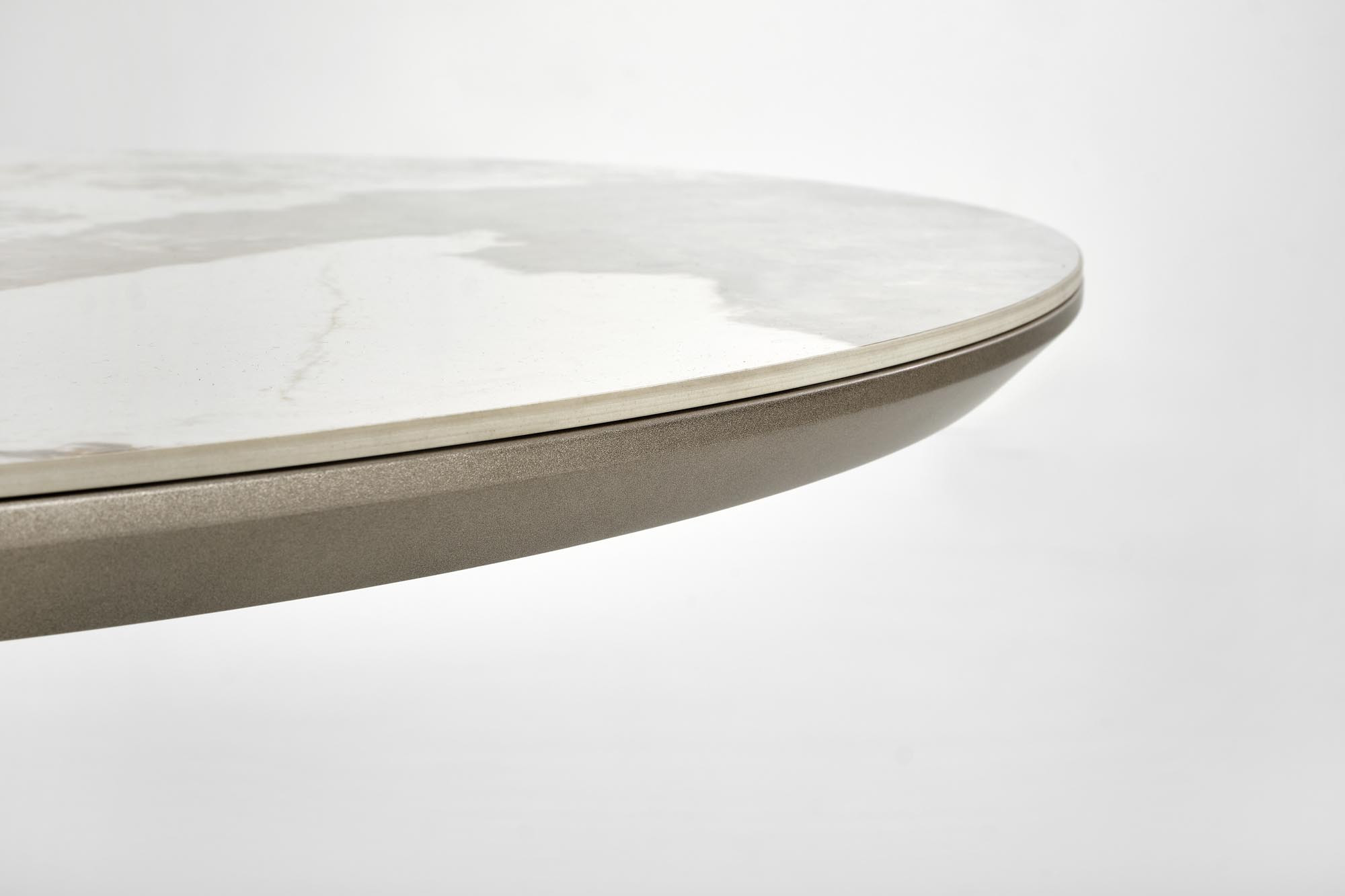 Zbliżenie na beżowy marmurowy blat stołu ROBINSON z cappuccino elementem MDF.