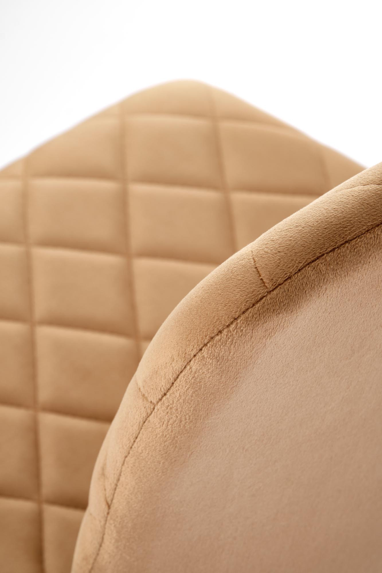 Zbliżenie na beżowe krzesło VERox z weluru z pikowanym oparciem i gładkim siedziskiem.