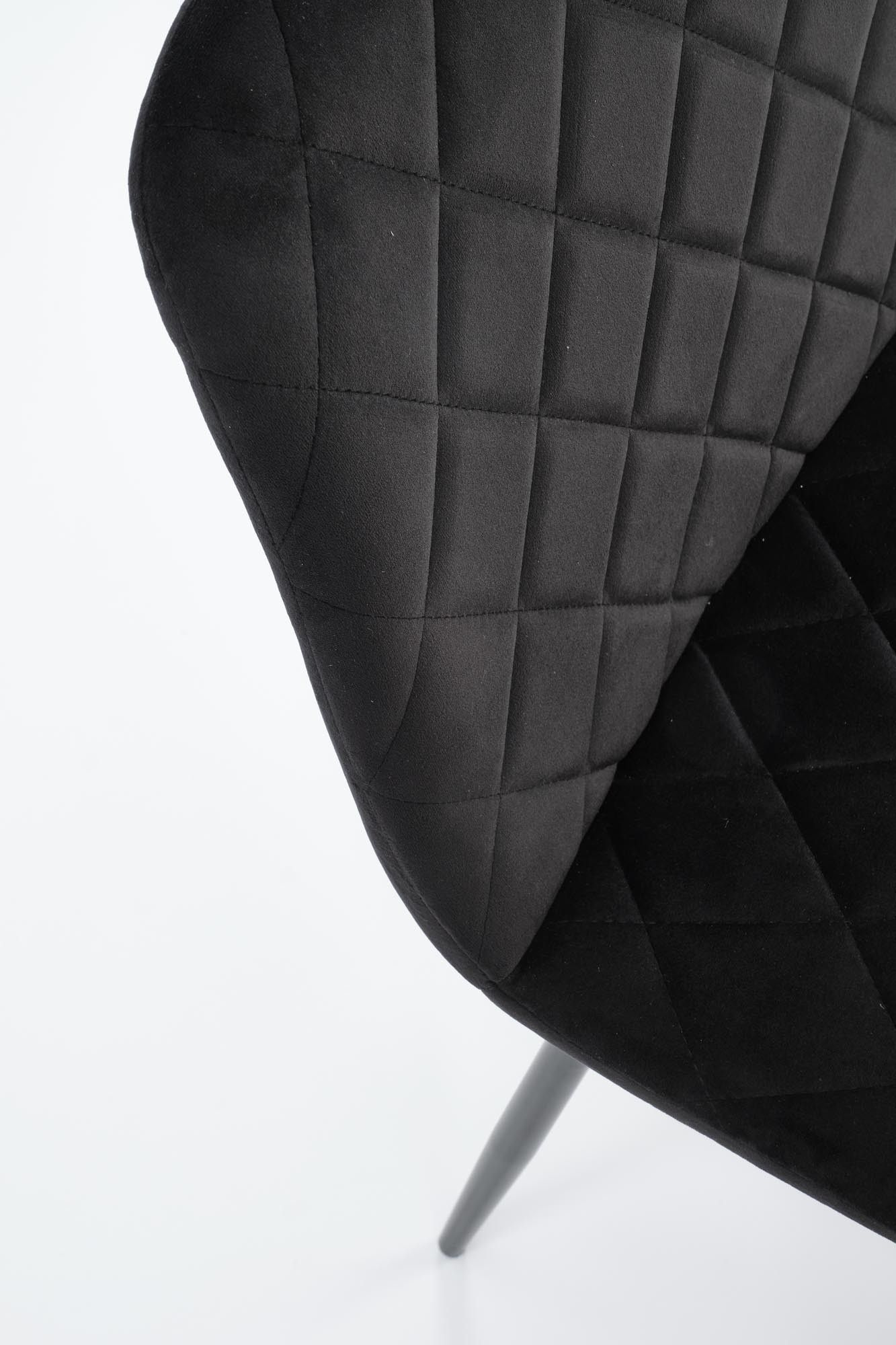 Zbliżenie na czarne, welurowe oparcie krzesła K525 z pikowaniem.