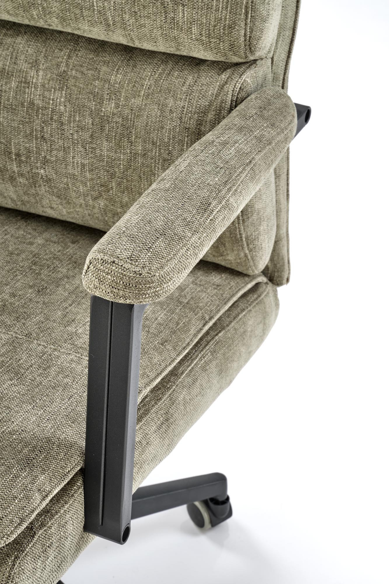 Zbliżenie na oliwkowy fotel obrotowy ADRIANO z podłokietnikami i tapicerowanym siedziskiem.