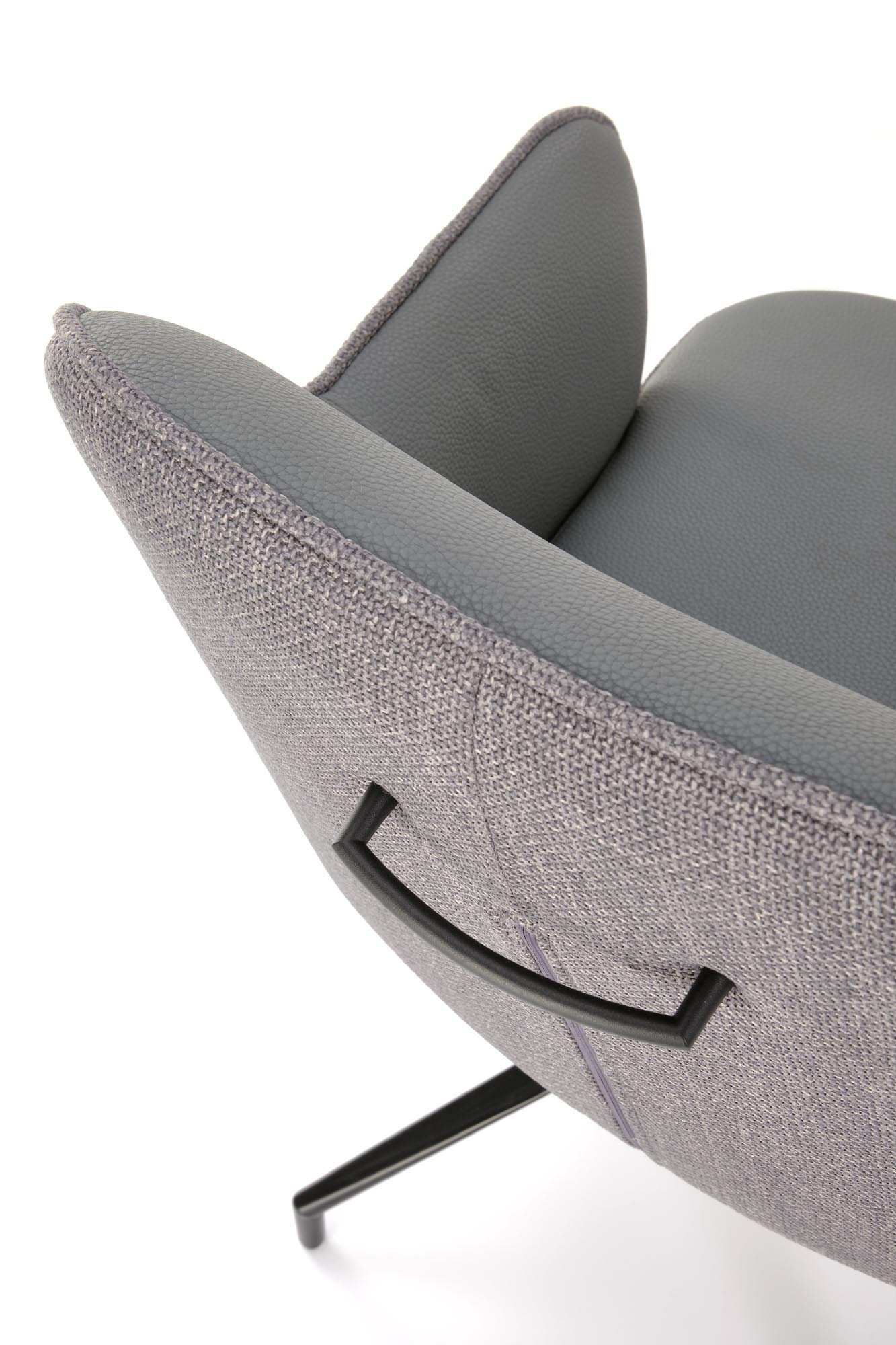 Zbliżenie na tył jasnoszarego krzesła K527 z eco skóry z uchwytem i funkcją obracania 180 stopni.