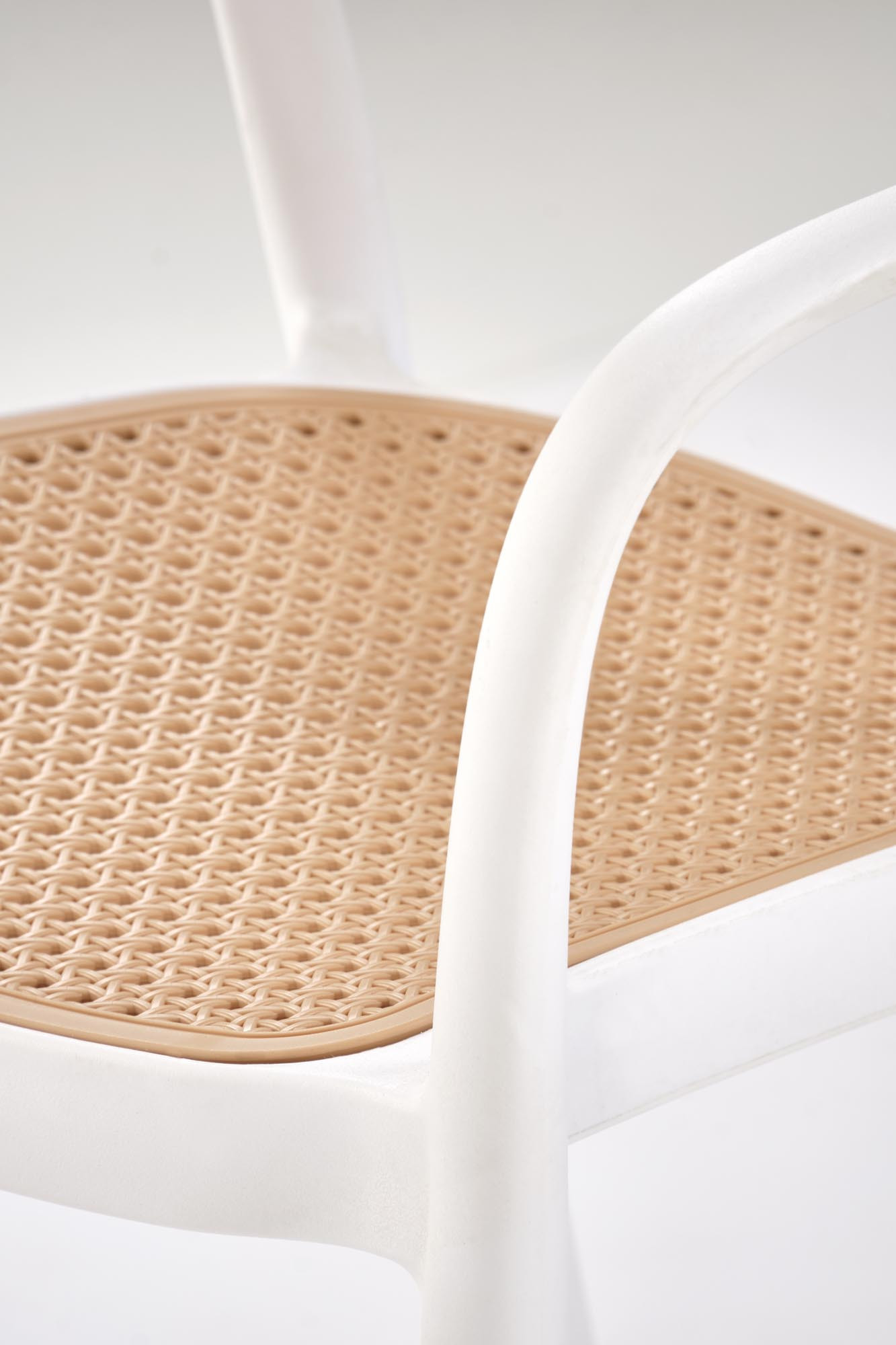 Zbliżenie na naturalne siedzisko białego krzesła K530 z plecionką.