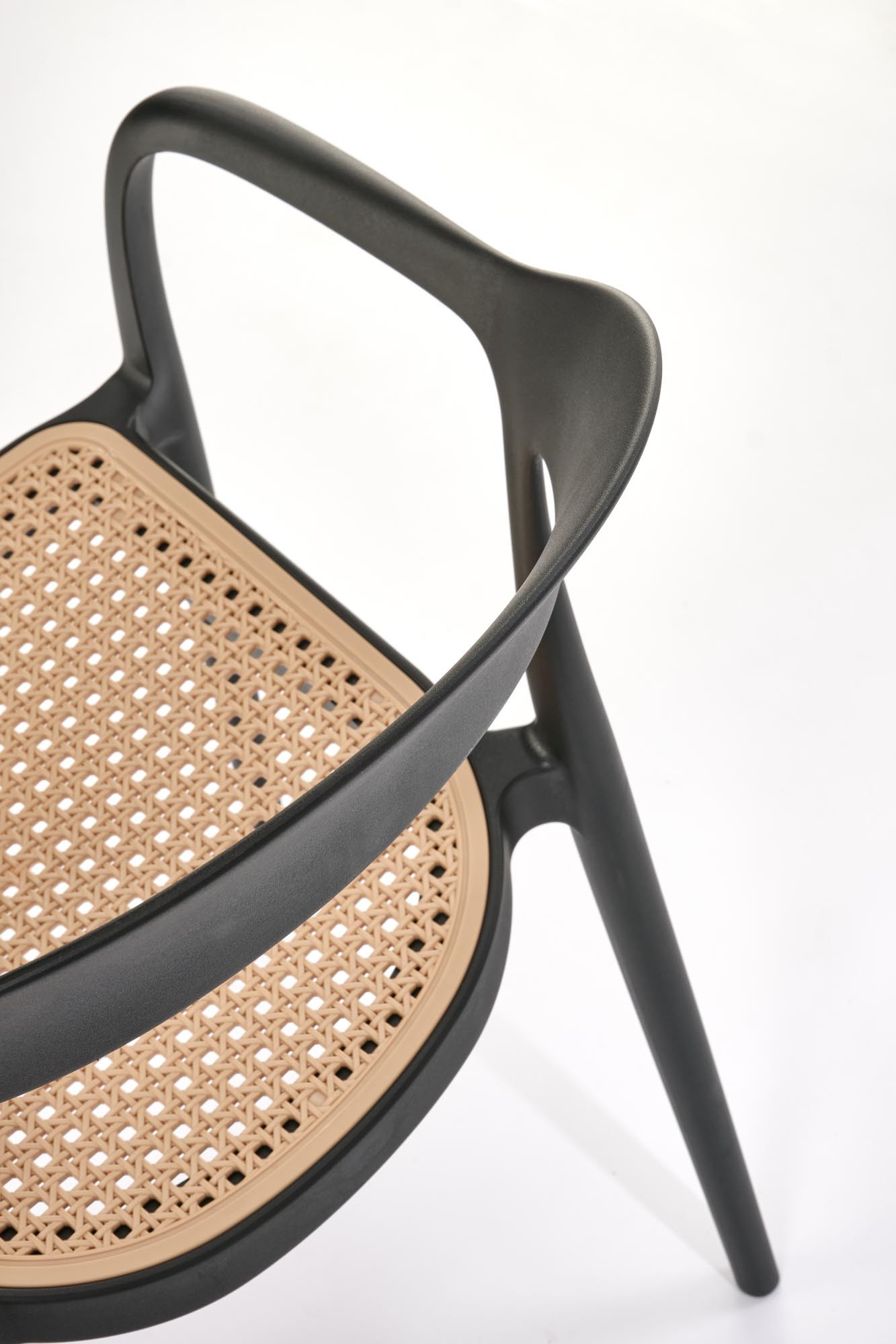 Zbliżenie na czarne krzesło K530 z naturalnym siedziskiem i eleganckimi podłokietnikami.