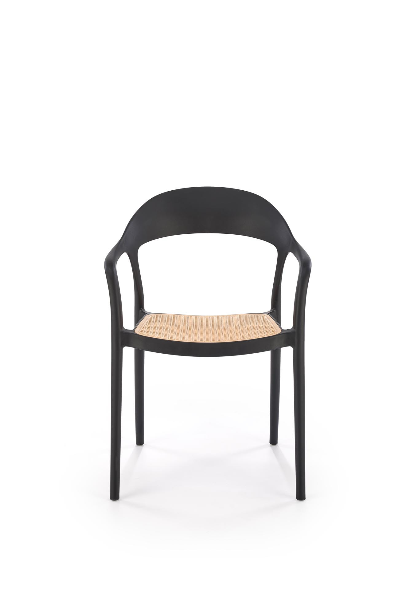 Czarne krzesło K530 z naturalnym siedziskiem – widok z przodu, elegancki design z zaokrąglonymi podłokietnikami.