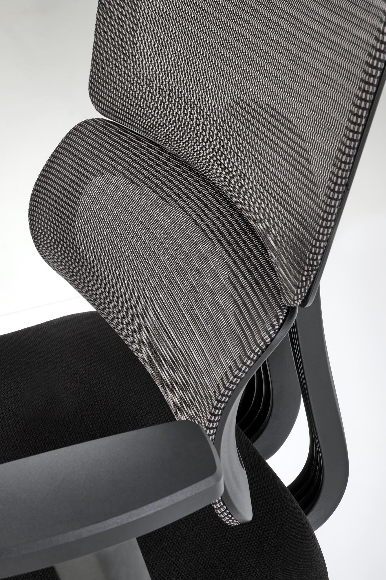 Zbliżenie na popielato-czarne siatkowe oparcie i regulowane podłokietniki fotela gabinetowego PABLO.
