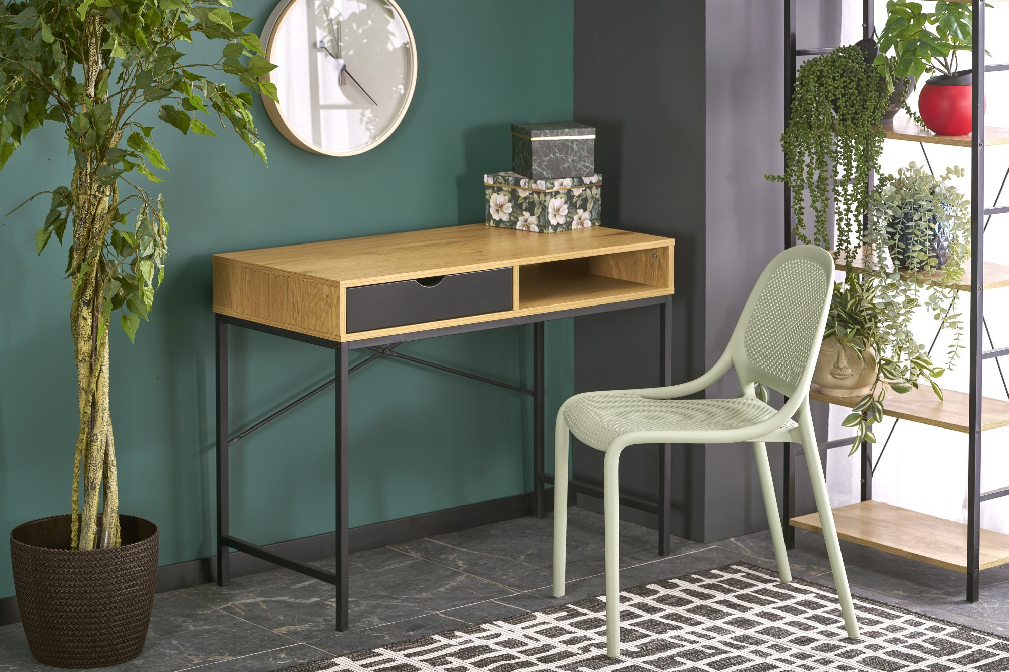 Naturalno-czarne biurko B50 z szufladą i półkami – widok z przodu, obok zielone krzesło.
