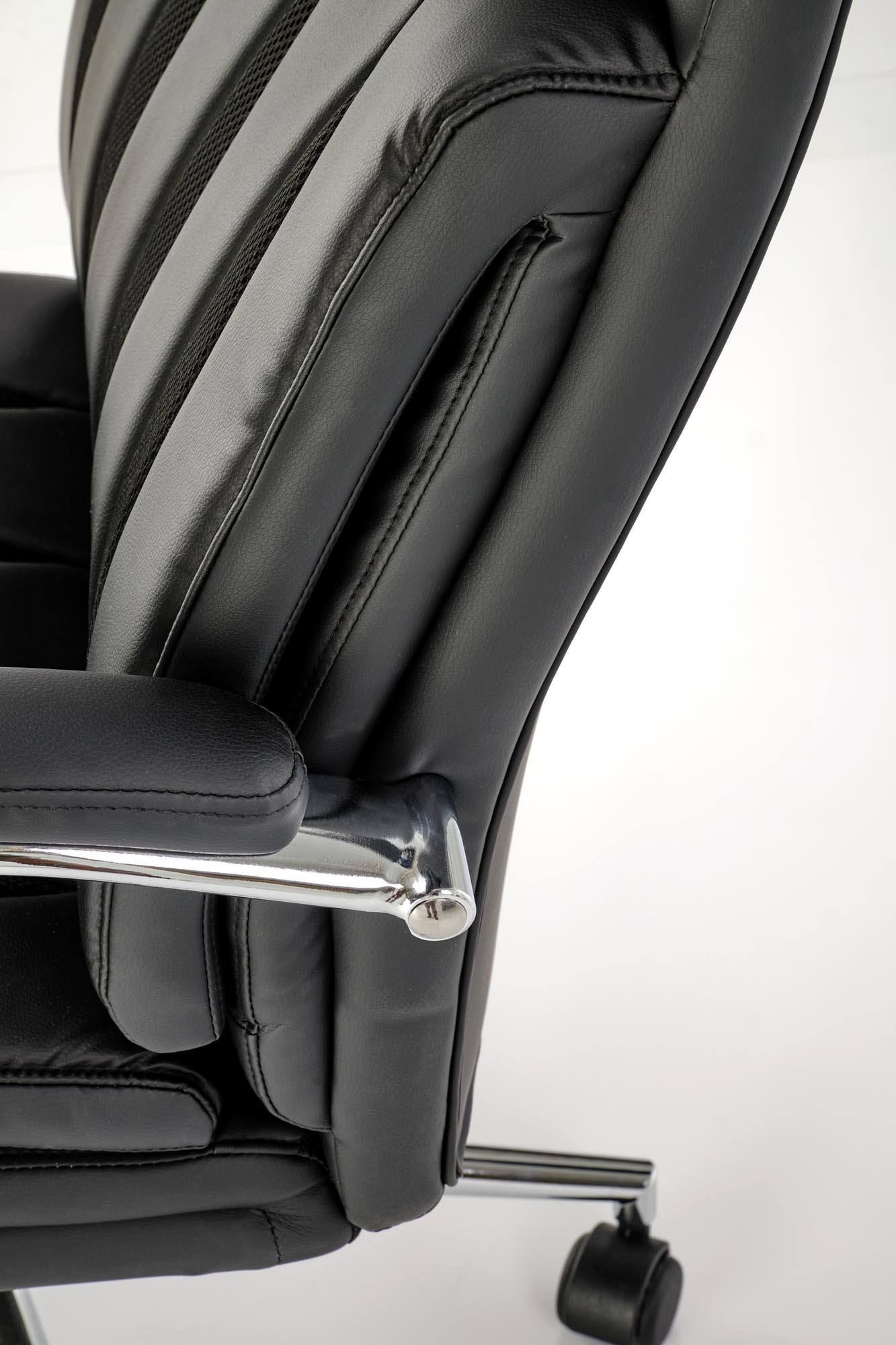 Zbliżenie na czarną eco skórę i chromowane elementy fotela gabinetowego ROMANO.