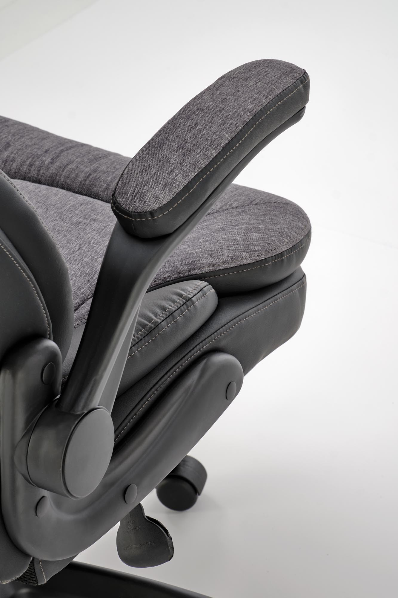 Zbliżenie na szare podłokietniki i siedzisko fotela gabinetowego VALERIO z tkaniny i eco skóry.