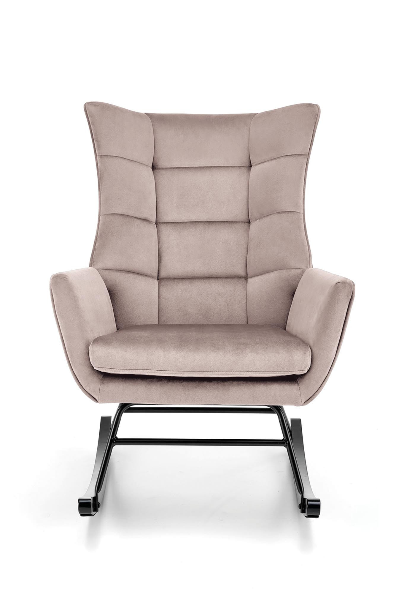 Przedni widok beżowego fotela bujanego BAZALTO z pikowaną tapicerką velvet i stalowymi nogami na płozach.