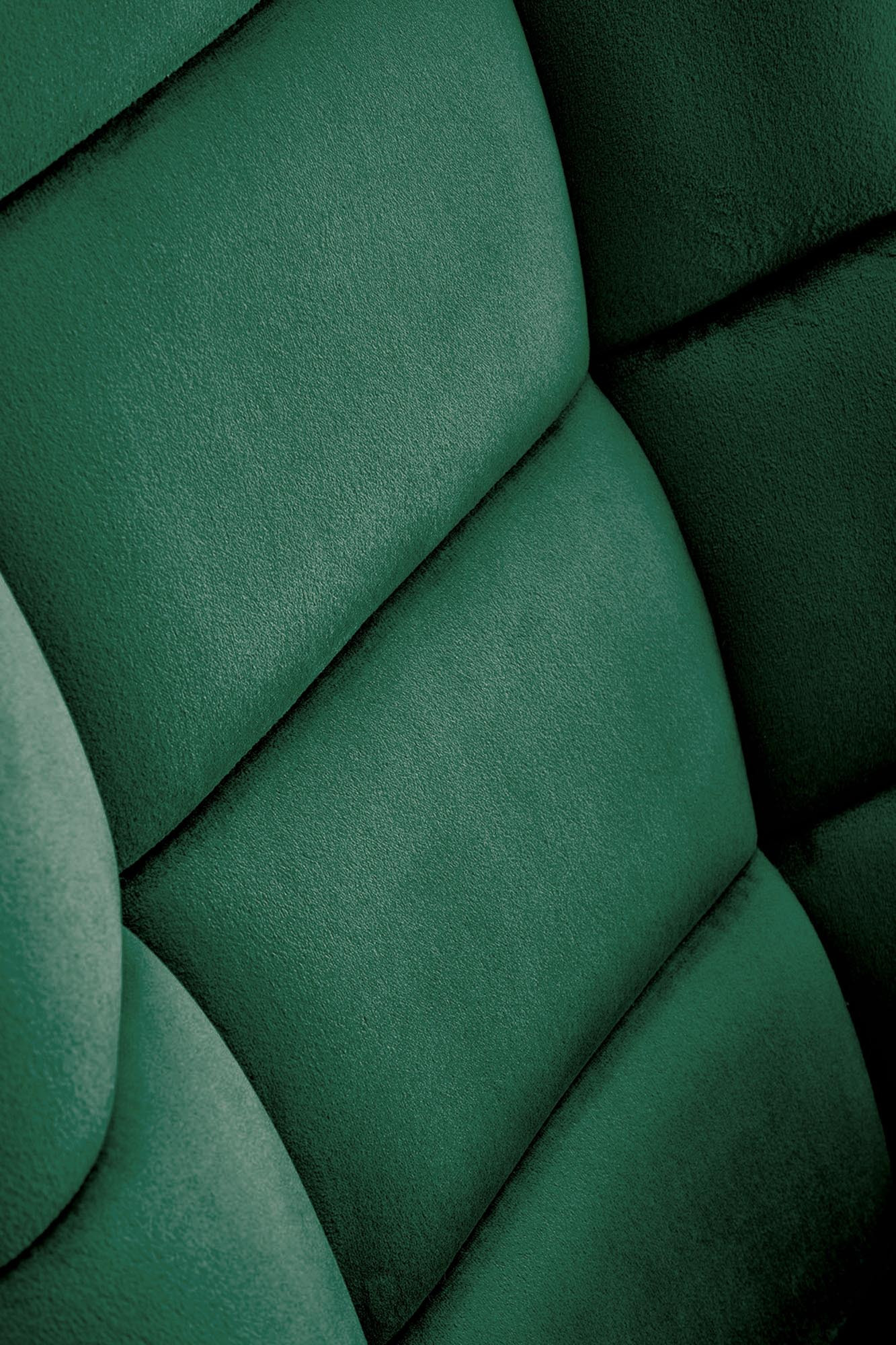 Zbliżenie na ciemnozielone pikowane oparcie fotela bujanego BAZALTO z weluru.