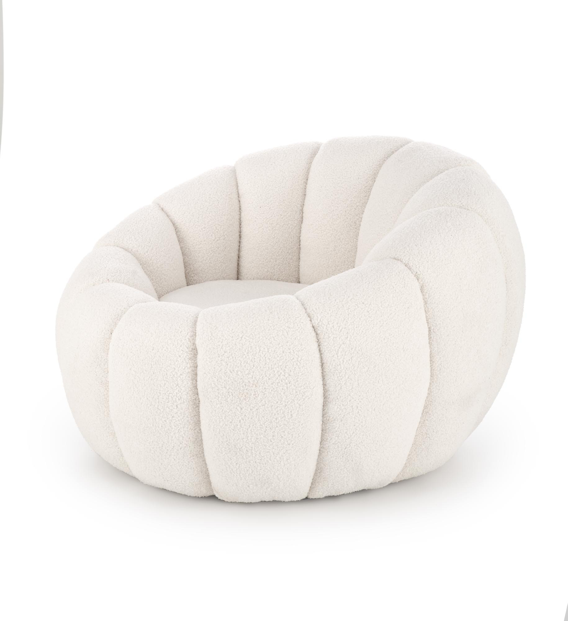 Kremowy fotel wypoczynkowy GASPAR z tkaniny boucle – widok z przodu.